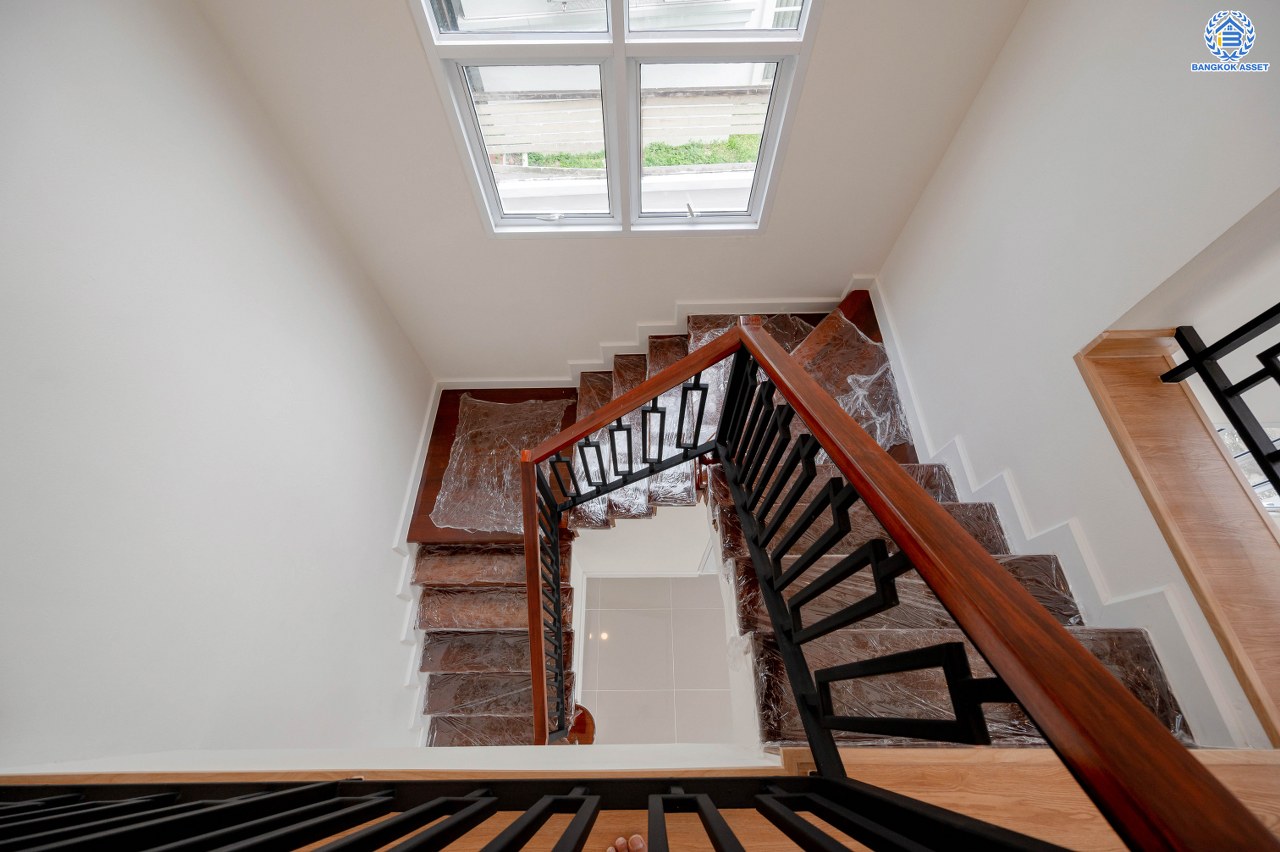 บ้านมือสองตกแต่งใหม่ โครงการ เนเบอร์โฮม วัชรพล เนื้อที่ 66.40 ตร.ว. พื้นที่ใช้สอย 173 ตร.ม. ฟังก์ชัน 4 ห้องนอน 3 ห้องน้ำ 2 ที่จอดรถ บนทำเลศักยภาพ เดินทางสะดวกเชื่อมต่อถนนสุขาภิบาล5 ถนนวัชรพล ถนนรามอินทรา ใกล้ห้างสรรพสินค้า Fashion Island และจุดขึ้นทางด่วน "รามอินทรา-อาจณรงค์"