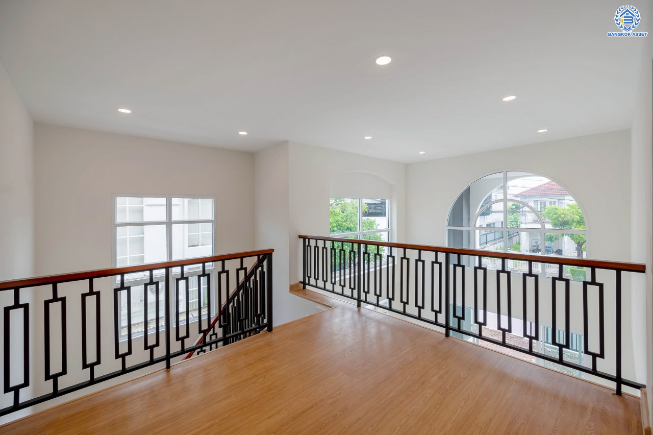 บ้านมือสองตกแต่งใหม่ โครงการ เนเบอร์โฮม วัชรพล เนื้อที่ 66.40 ตร.ว. พื้นที่ใช้สอย 173 ตร.ม. ฟังก์ชัน 4 ห้องนอน 3 ห้องน้ำ 2 ที่จอดรถ บนทำเลศักยภาพ เดินทางสะดวกเชื่อมต่อถนนสุขาภิบาล5 ถนนวัชรพล ถนนรามอินทรา ใกล้ห้างสรรพสินค้า Fashion Island และจุดขึ้นทางด่วน "รามอินทรา-อาจณรงค์"