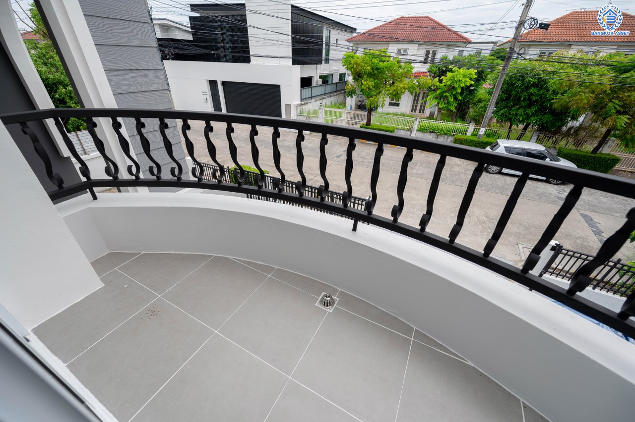 บ้านมือสองตกแต่งใหม่ โครงการ เนเบอร์โฮม วัชรพล เนื้อที่ 66.40 ตร.ว. พื้นที่ใช้สอย 173 ตร.ม. ฟังก์ชัน 4 ห้องนอน 3 ห้องน้ำ 2 ที่จอดรถ บนทำเลศักยภาพ เดินทางสะดวกเชื่อมต่อถนนสุขาภิบาล5 ถนนวัชรพล ถนนรามอินทรา ใกล้ห้างสรรพสินค้า Fashion Island และจุดขึ้นทางด่วน "รามอินทรา-อาจณรงค์"