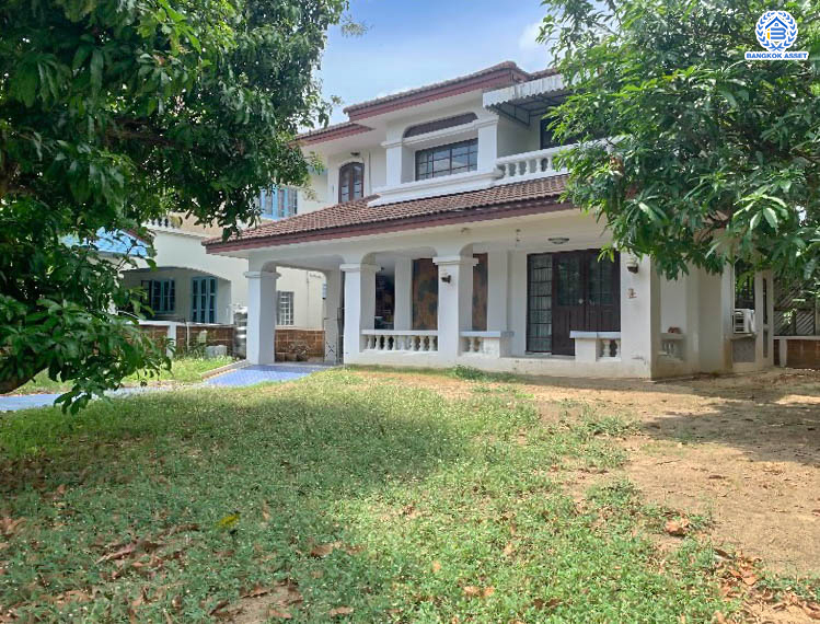 *****บ้านมือสอง แบรนด์ LH โครงการ ลดาวัลย์ ปิ่นเกล้า-บรมราชชนนี เนื้อที่ 112 ตร.ว. พื้นที่ใช้สอย 250 ตร.ม. ฟังก์ชันจัดเต็ม 4 ห้องนอน 2 ห้องน้ำ จอดรถได้ถึง 2 คัน บนทำเลศักยภาพติดถนนบรมราชชนนี เชื่อมต่อหลายเส้นทาง ใกล้ ม.มหิดล และเซ็นทรัลศาลายา เท่านั้นยังไม่พอ แถมฟรี เครื่องปรับอากาศ และเครื่องทำน้ำอุ่นทันที