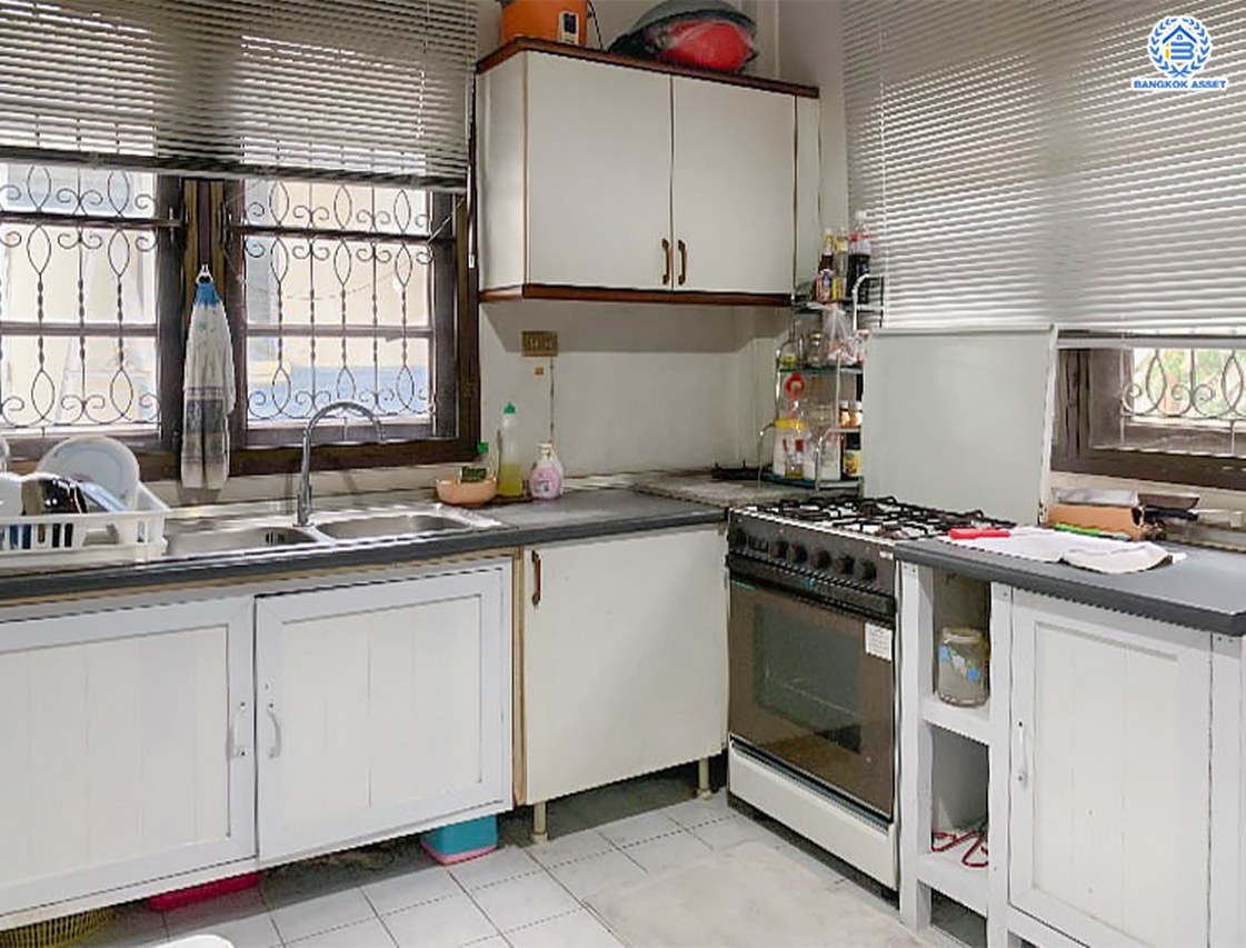 *****บ้านมือสอง แบรนด์ LH โครงการ ลดาวัลย์ ปิ่นเกล้า-บรมราชชนนี เนื้อที่ 112 ตร.ว. พื้นที่ใช้สอย 250 ตร.ม. ฟังก์ชันจัดเต็ม 4 ห้องนอน 2 ห้องน้ำ จอดรถได้ถึง 2 คัน บนทำเลศักยภาพติดถนนบรมราชชนนี เชื่อมต่อหลายเส้นทาง ใกล้ ม.มหิดล และเซ็นทรัลศาลายา เท่านั้นยังไม่พอ แถมฟรี เครื่องปรับอากาศ และเครื่องทำน้ำอุ่นทันที