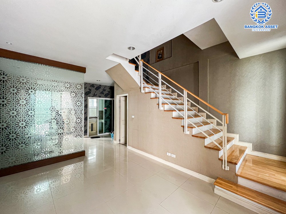 *****ทาวน์เฮ้าส์ 3 ชั้นมือสอง โครงการ บ้านกลางเมือง เออร์บาเนียน เกษตร-นวมินทร์2 เนื้อที่ 20 ตร.ว. ฟังก์ชัน 3 ห้องนอน 3 ห้องน้ำ 2 ที่จอดรถ บ้านถูกสุดในโครงการ บนทำเลเดินทางสะดวก เชื่อมต่อถนนลาดปลาเค้า ถนนรัชดาภิเษก ถนนรามอินทรา ใกล้รถไฟฟ้าสายสีชมพู "สถานีลาดปลาเค้า"