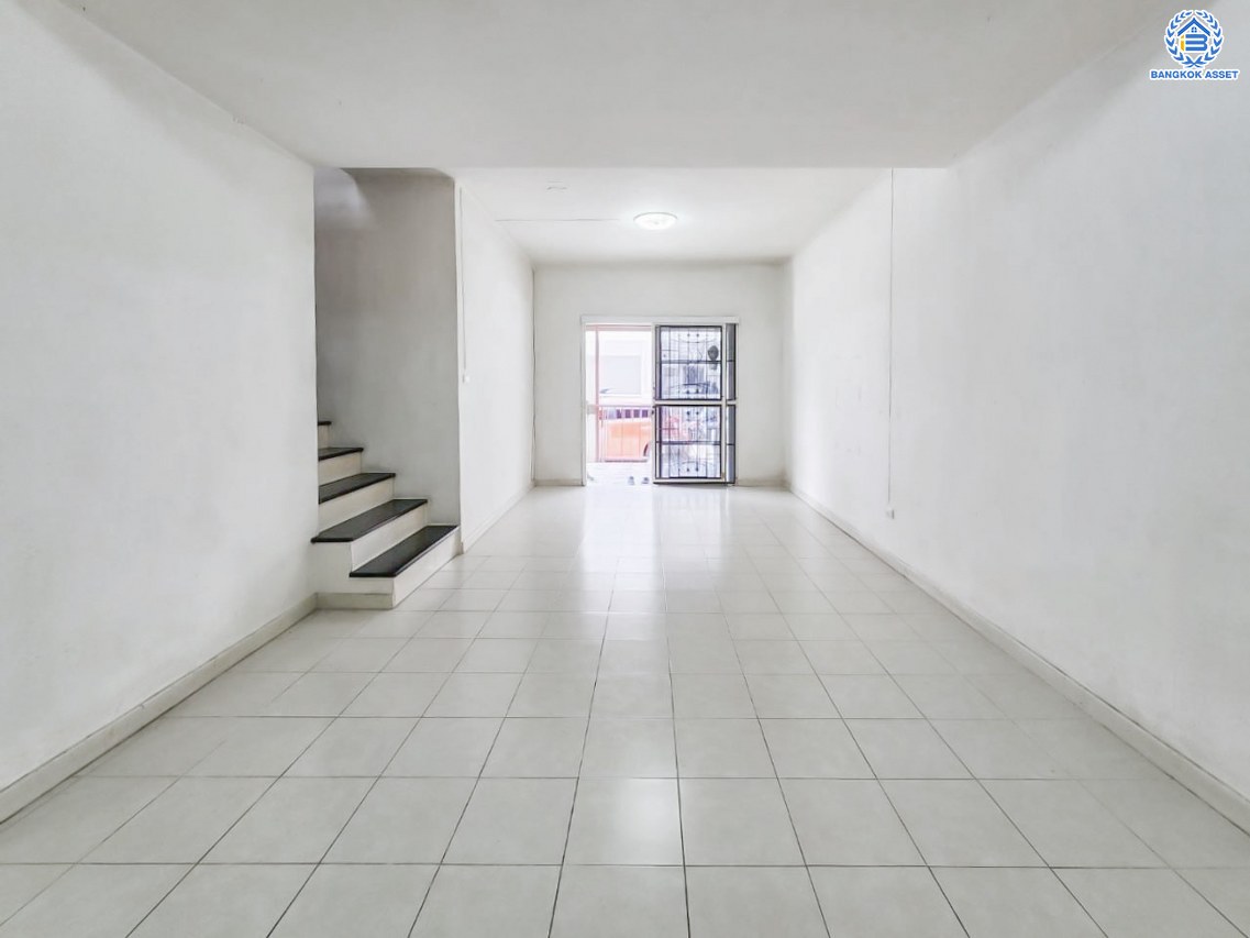 *****ทาวน์เฮ้าส์มือสองนนทบุรี โครงการ พฤกษา76 กาญจนาภิเษก เนื้อที่กว้างถึง 17.70 ตร.ว. ฟังก์ชัน 3 ห้องนอน 2 ห้องน้ำ 1 ที่จอดรถ บนทำเลเดินทางสะดวก เชื่อมต่อ ถนนกาญจนาภิเษก, ถนนรัตนาธิเบศร์ ใกล้รถไฟฟ้าสายสีม่วง "สถานีตลาดบางใหญ่" และจุดขึ้นทางด่วน "ศรีรัช"