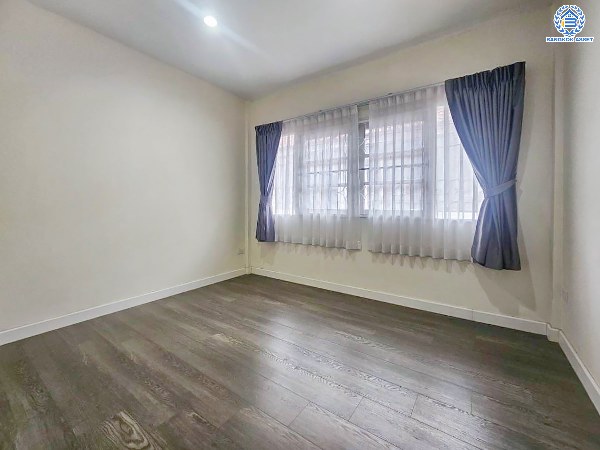 *****บ้านแฝดมือสอง โครงการ ซื่อตรง รัตนาธิเบศร์ เนื้อที่ 36 ตร.ว. ฟังก์ชัน 3 ห้องนอน 3 ห้องน้ำ 2 ที่จอดรถ บ้านพร้อมเข้าอยู่ บนทำเลดี ใกล้เมืองเชื่อมต่อถนนรัตนาธิเบศร์ ถนนราชพฤกษ์ ใกล้โครงการรถไฟฟ้าสายสีม่วง "สถานีไทรม้า" และจุดขึ้นทางด่วน "งามวงศ์วาน"