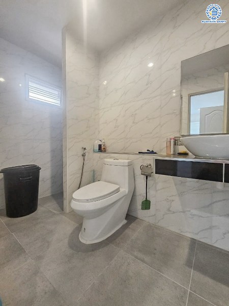 *****บ้านแฝดมือสอง โครงการ ซื่อตรง รัตนาธิเบศร์ เนื้อที่ 36 ตร.ว. ฟังก์ชัน 3 ห้องนอน 3 ห้องน้ำ 2 ที่จอดรถ บ้านพร้อมเข้าอยู่ บนทำเลดี ใกล้เมืองเชื่อมต่อถนนรัตนาธิเบศร์ ถนนราชพฤกษ์ ใกล้โครงการรถไฟฟ้าสายสีม่วง "สถานีไทรม้า" และจุดขึ้นทางด่วน "งามวงศ์วาน"