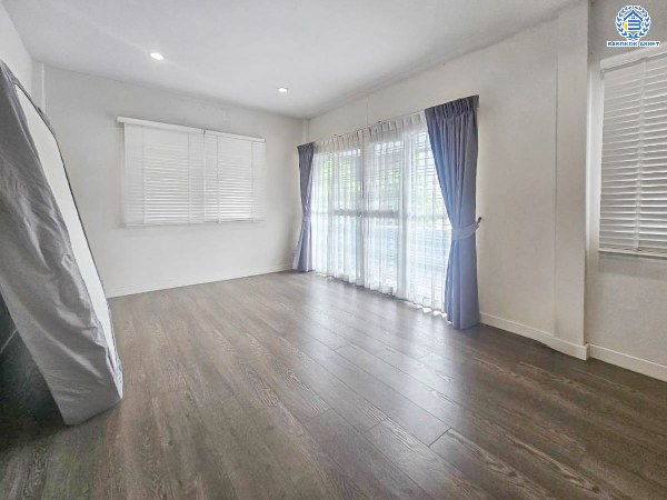 *****บ้านแฝดมือสอง โครงการ ซื่อตรง รัตนาธิเบศร์ เนื้อที่ 36 ตร.ว. ฟังก์ชัน 3 ห้องนอน 3 ห้องน้ำ 2 ที่จอดรถ บ้านพร้อมเข้าอยู่ บนทำเลดี ใกล้เมืองเชื่อมต่อถนนรัตนาธิเบศร์ ถนนราชพฤกษ์ ใกล้โครงการรถไฟฟ้าสายสีม่วง "สถานีไทรม้า" และจุดขึ้นทางด่วน "งามวงศ์วาน"