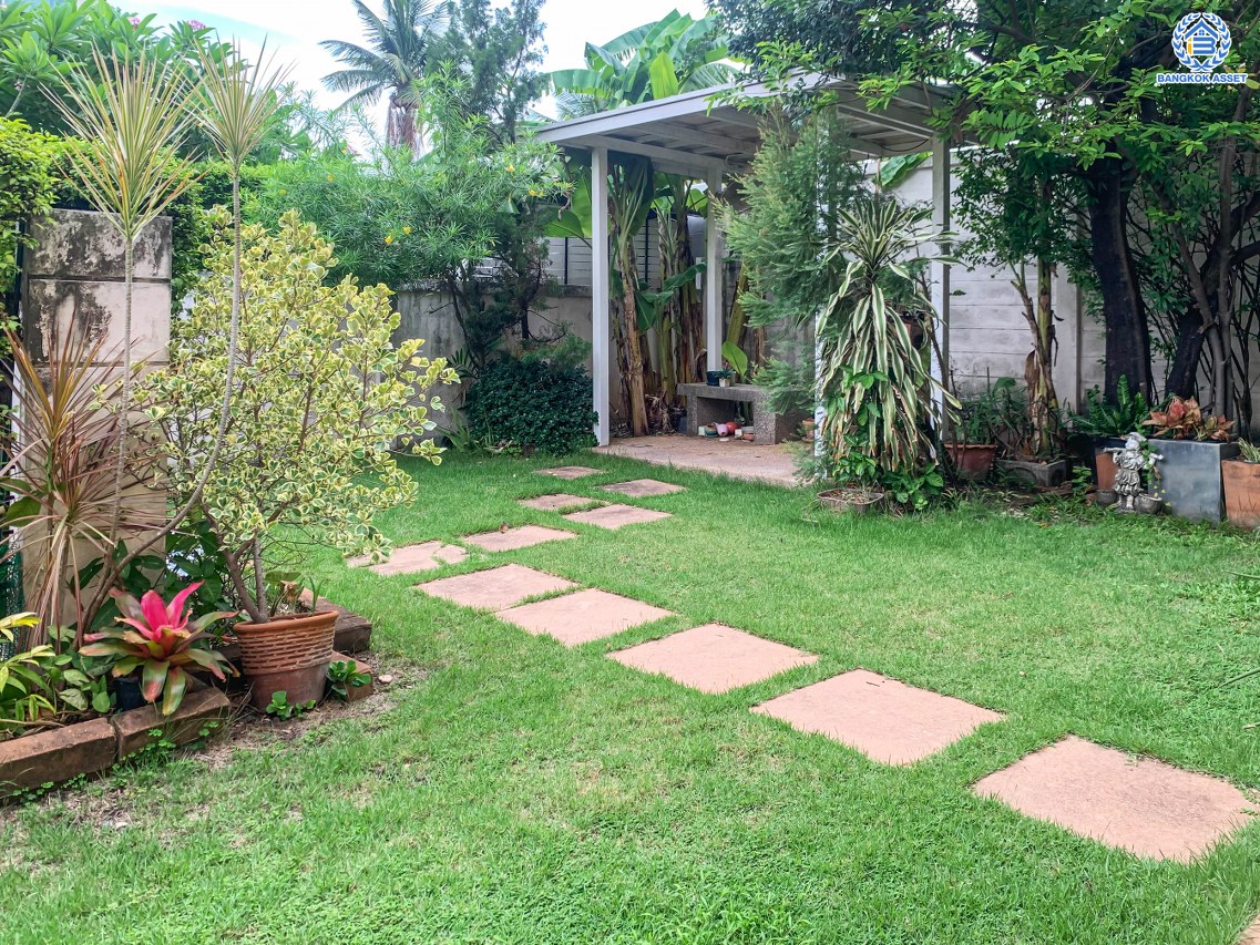 *****บ้านเดี่ยวมือสอง โครงการ สราญสิริ วงแหวน-ประชาอุทิศ หลังริม จาก Sansiri เนื้อที่กว้างถึง 66.70 ตร.ว. พื้นที่ใช้สอยใช้ 180 ตร.ม.ฟังก์ชัน 3 ห้องนอน 2 ห้องน้ำ 2 ที่จอดรถ บนทำเลติดถนนพุทธบูชา เชื่อมต่อถนนประชาอุทิศ, ถนนพระราม2, ถนนสุขสวัสดิ์ แถมฟรี เครื่องปรับอากาศ เครื่องทำน้ำอุ่น