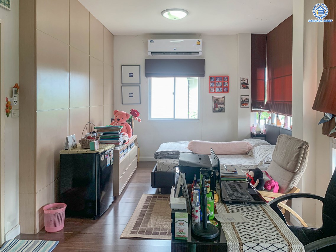 *****บ้านเดี่ยวมือสอง โครงการ สราญสิริ วงแหวน-ประชาอุทิศ หลังริม จาก Sansiri เนื้อที่กว้างถึง 66.70 ตร.ว. พื้นที่ใช้สอยใช้ 180 ตร.ม.ฟังก์ชัน 3 ห้องนอน 2 ห้องน้ำ 2 ที่จอดรถ บนทำเลติดถนนพุทธบูชา เชื่อมต่อถนนประชาอุทิศ, ถนนพระราม2, ถนนสุขสวัสดิ์ แถมฟรี เครื่องปรับอากาศ เครื่องทำน้ำอุ่น