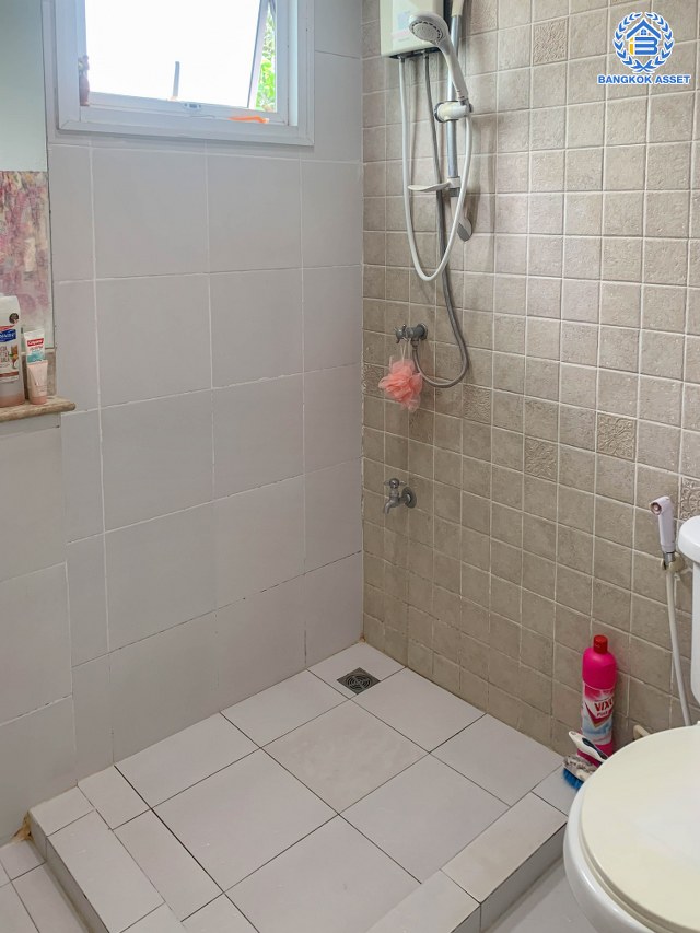 *****บ้านเดี่ยวมือสอง โครงการ สราญสิริ วงแหวน-ประชาอุทิศ หลังริม จาก Sansiri เนื้อที่กว้างถึง 66.70 ตร.ว. พื้นที่ใช้สอยใช้ 180 ตร.ม.ฟังก์ชัน 3 ห้องนอน 2 ห้องน้ำ 2 ที่จอดรถ บนทำเลติดถนนพุทธบูชา เชื่อมต่อถนนประชาอุทิศ, ถนนพระราม2, ถนนสุขสวัสดิ์ แถมฟรี เครื่องปรับอากาศ เครื่องทำน้ำอุ่น