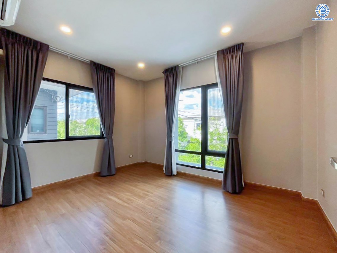 บ้านเดี่ยวมือสองนนทบุรี โครงการ เซนโทร ราชพฤกษ์-สวนผัก เนื้อที่ 52.60 ตร.ว. ฟังก์ชัน 4 ห้องนอน 3 ห้องน้ำ 2 ที่จอดรถ บนทำเลแห่งการเดินทาง เชื่อมต่อ ถนนราชพฤกษ์, ถนนนครอินทร์ ใกล้ทางด่วน "ศรีรัช" จองเลย!