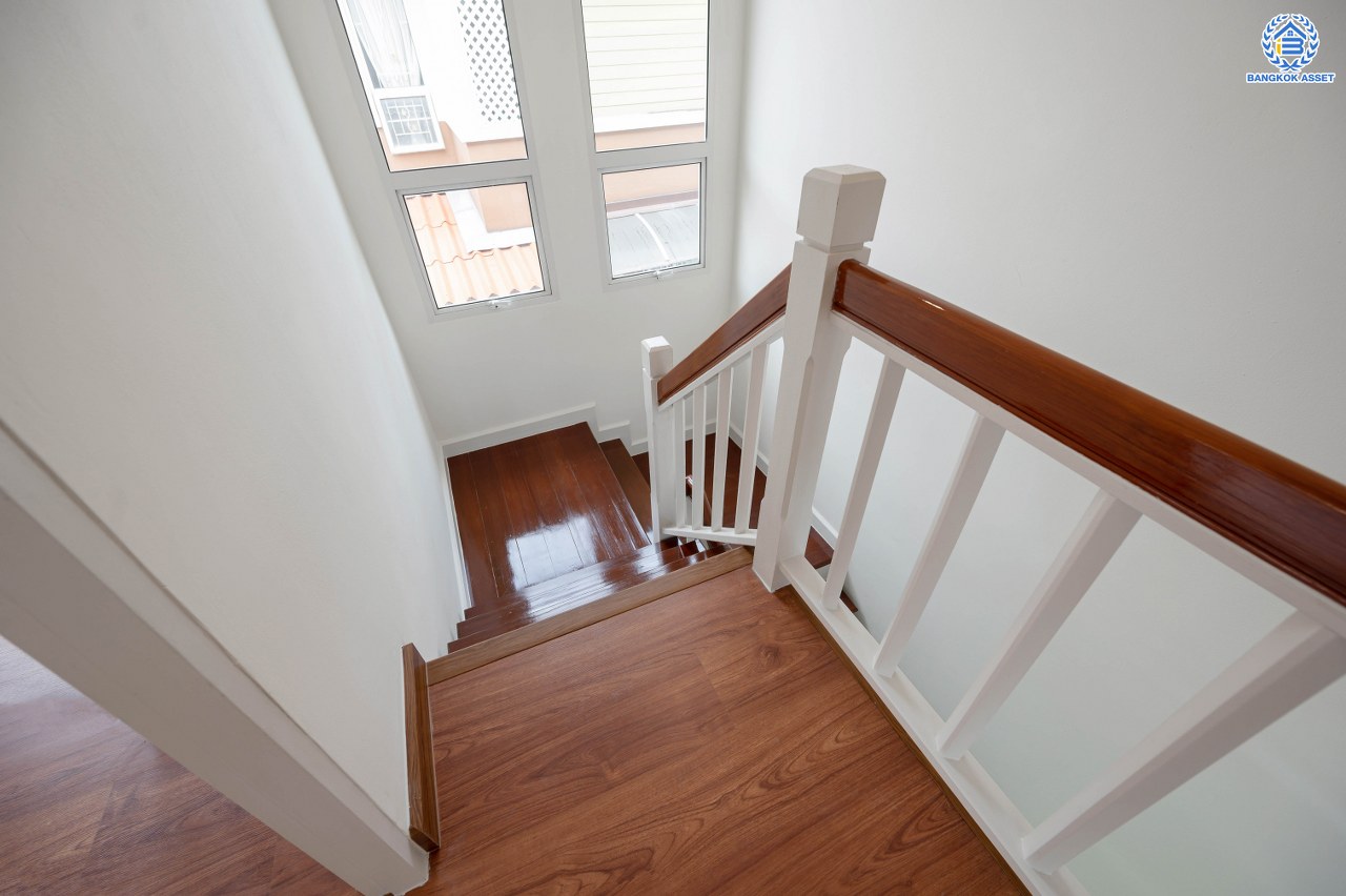 บ้านมือสองตกแต่งใหม่ โครงการ มณีรินทร์ เลคแอนด์พาร์ค ราชพฤกษ์-ติวานนท์ เนื้อที่ 50 ตร.ว. พื้นที่ใช้สอย 115.5 ตร.ม. ฟังก์ชัน 3 ห้องนอน 2 ห้องน้ำ บรรยากาศเงียบสงบเป็นส่วนตัว สิ่งอำนวยความสะดวกมากมาย บนทำเลติดถนนใหญ่ เชื่อมต่อถนนราชพฤกษ์ ใกล้จุดขึ้นทางด่วน "ศรีสมาน"