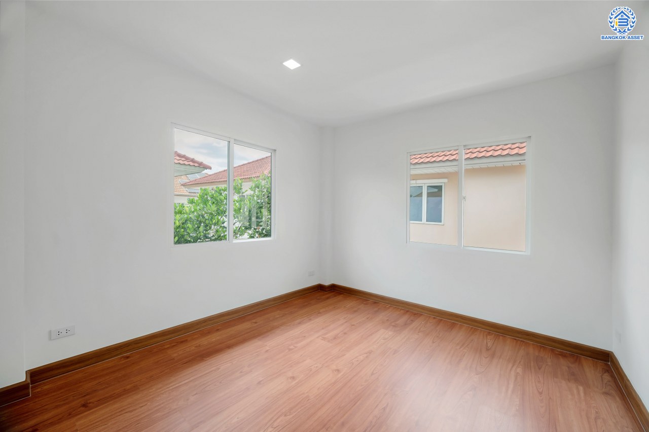 บ้านมือสองตกแต่งใหม่ โครงการ มณีรินทร์ เลคแอนด์พาร์ค ราชพฤกษ์-ติวานนท์ เนื้อที่ 50 ตร.ว. พื้นที่ใช้สอย 115.5 ตร.ม. ฟังก์ชัน 3 ห้องนอน 2 ห้องน้ำ บรรยากาศเงียบสงบเป็นส่วนตัว สิ่งอำนวยความสะดวกมากมาย บนทำเลติดถนนใหญ่ เชื่อมต่อถนนราชพฤกษ์ ใกล้จุดขึ้นทางด่วน "ศรีสมาน"