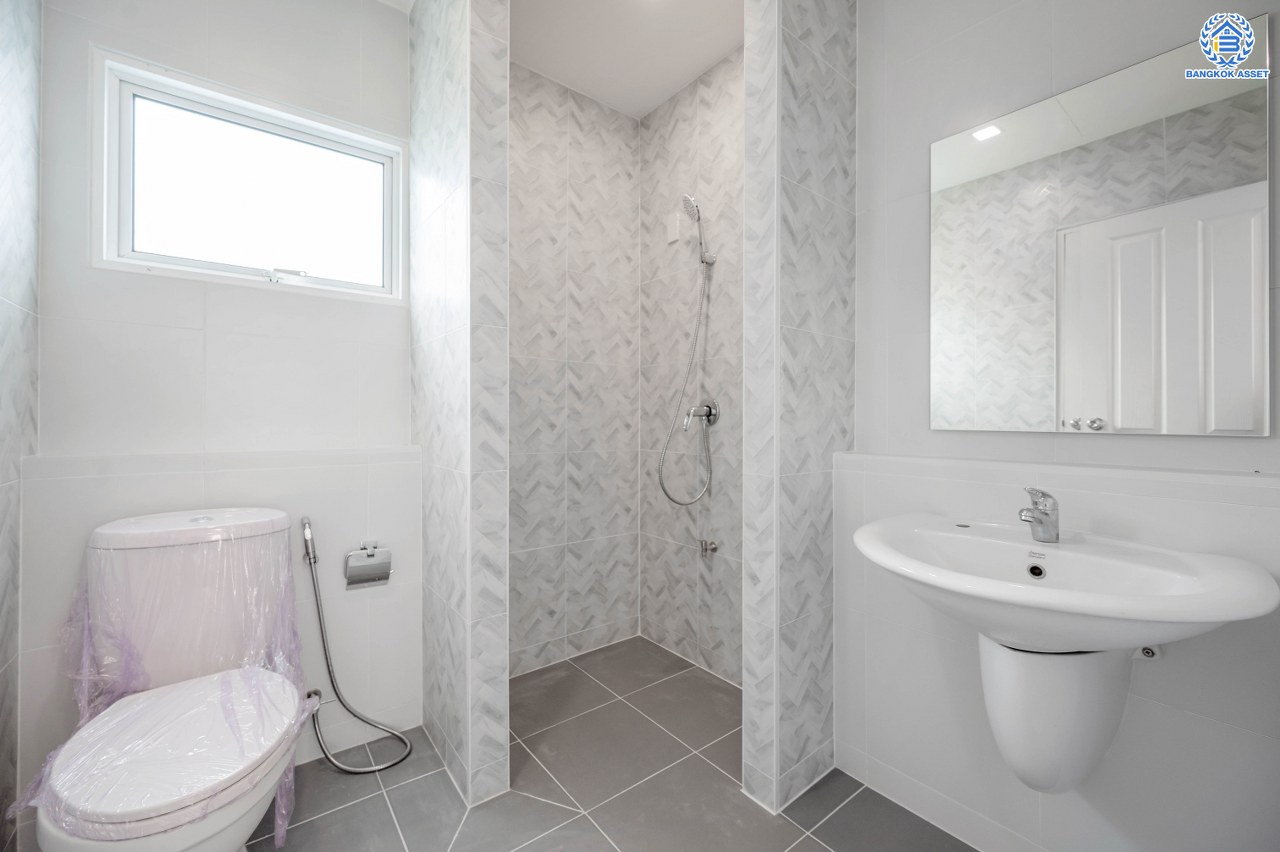 บ้านมือสองตกแต่งใหม่ โครงการ มณีรินทร์ เลคแอนด์พาร์ค ราชพฤกษ์-ติวานนท์ เนื้อที่ 50 ตร.ว. พื้นที่ใช้สอย 115.5 ตร.ม. ฟังก์ชัน 3 ห้องนอน 2 ห้องน้ำ บรรยากาศเงียบสงบเป็นส่วนตัว สิ่งอำนวยความสะดวกมากมาย บนทำเลติดถนนใหญ่ เชื่อมต่อถนนราชพฤกษ์ ใกล้จุดขึ้นทางด่วน "ศรีสมาน"