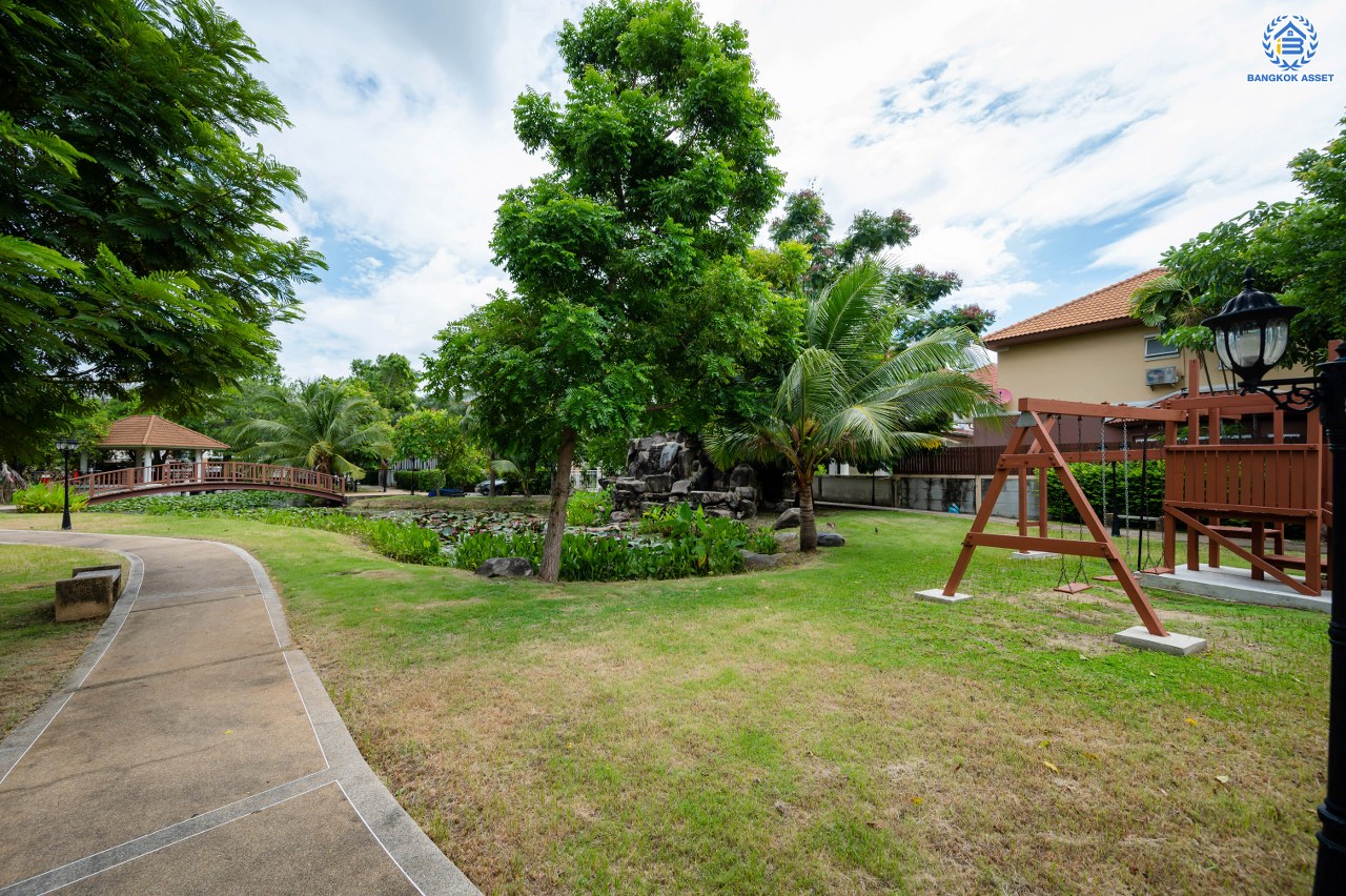 บ้านมือสองตกแต่งใหม่ โครงการ มณีรินทร์ เลคแอนด์พาร์ค ราชพฤกษ์-ติวานนท์ เนื้อที่ 50 ตร.ว. พื้นที่ใช้สอย 115.5 ตร.ม. ฟังก์ชัน 3 ห้องนอน 2 ห้องน้ำ บรรยากาศเงียบสงบเป็นส่วนตัว สิ่งอำนวยความสะดวกมากมาย บนทำเลติดถนนใหญ่ เชื่อมต่อถนนราชพฤกษ์ ใกล้จุดขึ้นทางด่วน "ศรีสมาน"