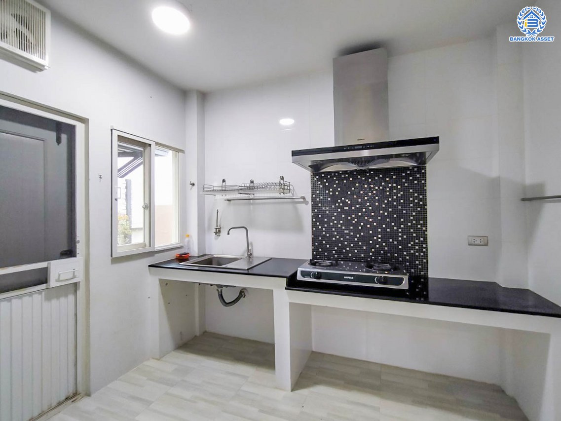 *****บ้านเดี่ยวมือสอง โครงการ เซนโทร ราชพฤกษ์1 เนื้อที่ 50 ตร.ว. พื้นที่ใช้สอย 175 ตร.ม. ฟังก์ชัน 4 ห้องนอน 3 ห้องน้ำ 2 ที่จอดรถ บ้านสภาพดีมาก โครงการมีความเป็นส่วนตัว บนทำเลดี เชื่อมต่อถนนนครอินทร์ ถนนกาญจนาภิเษก ถนนราชพฤกษ์ ใกล้รถไฟฟ้าสายสีม่วง "สถานีบางพลู" และจุดขึ้นทางด่วน "ศรีรัช-วงแหวนรอบนอก"