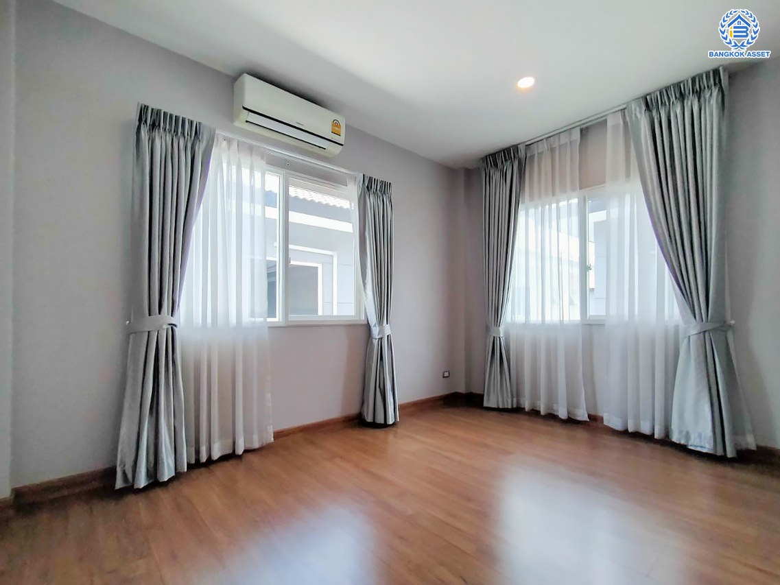 *****บ้านเดี่ยวมือสอง โครงการ เซนโทร ราชพฤกษ์1 เนื้อที่ 50 ตร.ว. พื้นที่ใช้สอย 175 ตร.ม. ฟังก์ชัน 4 ห้องนอน 3 ห้องน้ำ 2 ที่จอดรถ บ้านสภาพดีมาก โครงการมีความเป็นส่วนตัว บนทำเลดี เชื่อมต่อถนนนครอินทร์ ถนนกาญจนาภิเษก ถนนราชพฤกษ์ ใกล้รถไฟฟ้าสายสีม่วง "สถานีบางพลู" และจุดขึ้นทางด่วน "ศรีรัช-วงแหวนรอบนอก"