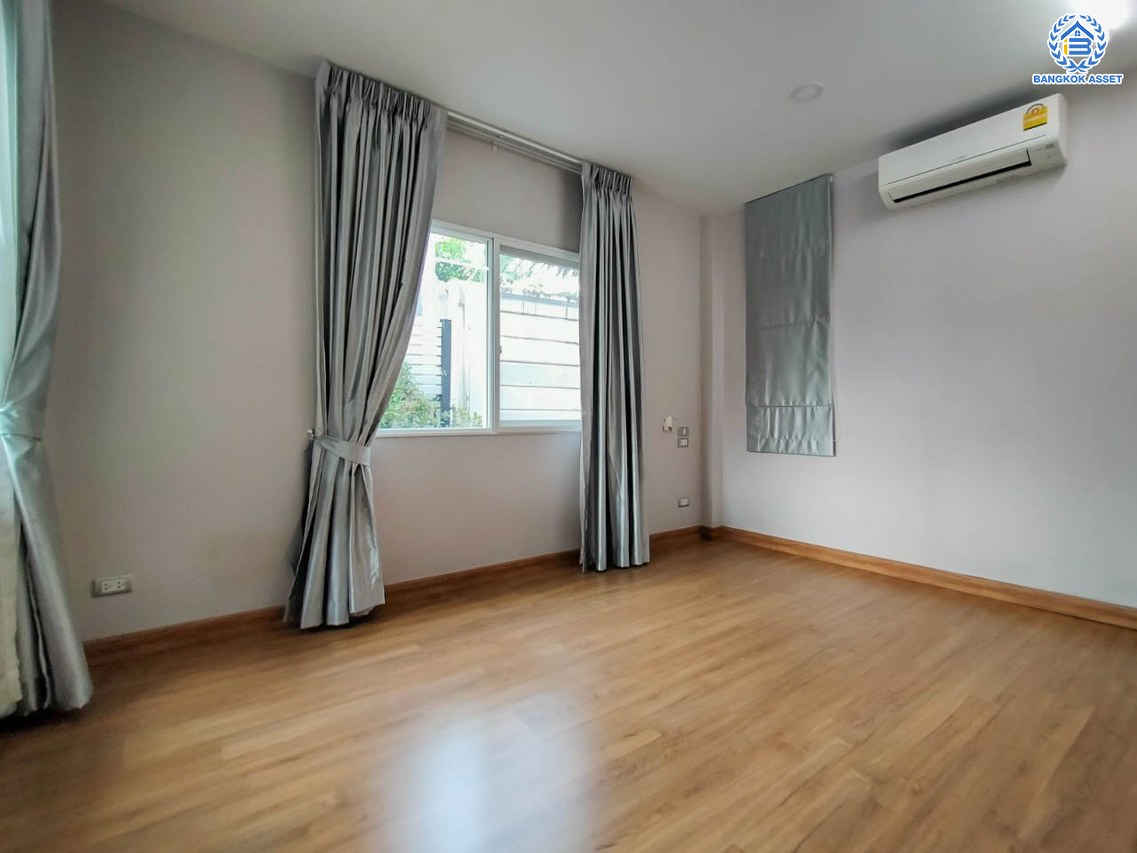 *****บ้านเดี่ยวมือสอง โครงการ เซนโทร ราชพฤกษ์1 เนื้อที่ 50 ตร.ว. พื้นที่ใช้สอย 175 ตร.ม. ฟังก์ชัน 4 ห้องนอน 3 ห้องน้ำ 2 ที่จอดรถ บ้านสภาพดีมาก โครงการมีความเป็นส่วนตัว บนทำเลดี เชื่อมต่อถนนนครอินทร์ ถนนกาญจนาภิเษก ถนนราชพฤกษ์ ใกล้รถไฟฟ้าสายสีม่วง "สถานีบางพลู" และจุดขึ้นทางด่วน "ศรีรัช-วงแหวนรอบนอก"