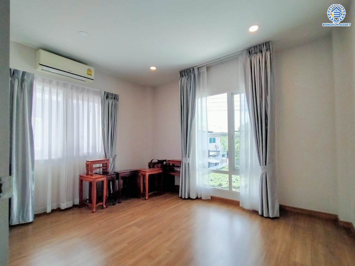 *****บ้านเดี่ยวมือสอง โครงการ เซนโทร ราชพฤกษ์1 เนื้อที่ 50 ตร.ว. พื้นที่ใช้สอย 175 ตร.ม. ฟังก์ชัน 4 ห้องนอน 3 ห้องน้ำ 2 ที่จอดรถ บ้านสภาพดีมาก โครงการมีความเป็นส่วนตัว บนทำเลดี เชื่อมต่อถนนนครอินทร์ ถนนกาญจนาภิเษก ถนนราชพฤกษ์ ใกล้รถไฟฟ้าสายสีม่วง "สถานีบางพลู" และจุดขึ้นทางด่วน "ศรีรัช-วงแหวนรอบนอก"