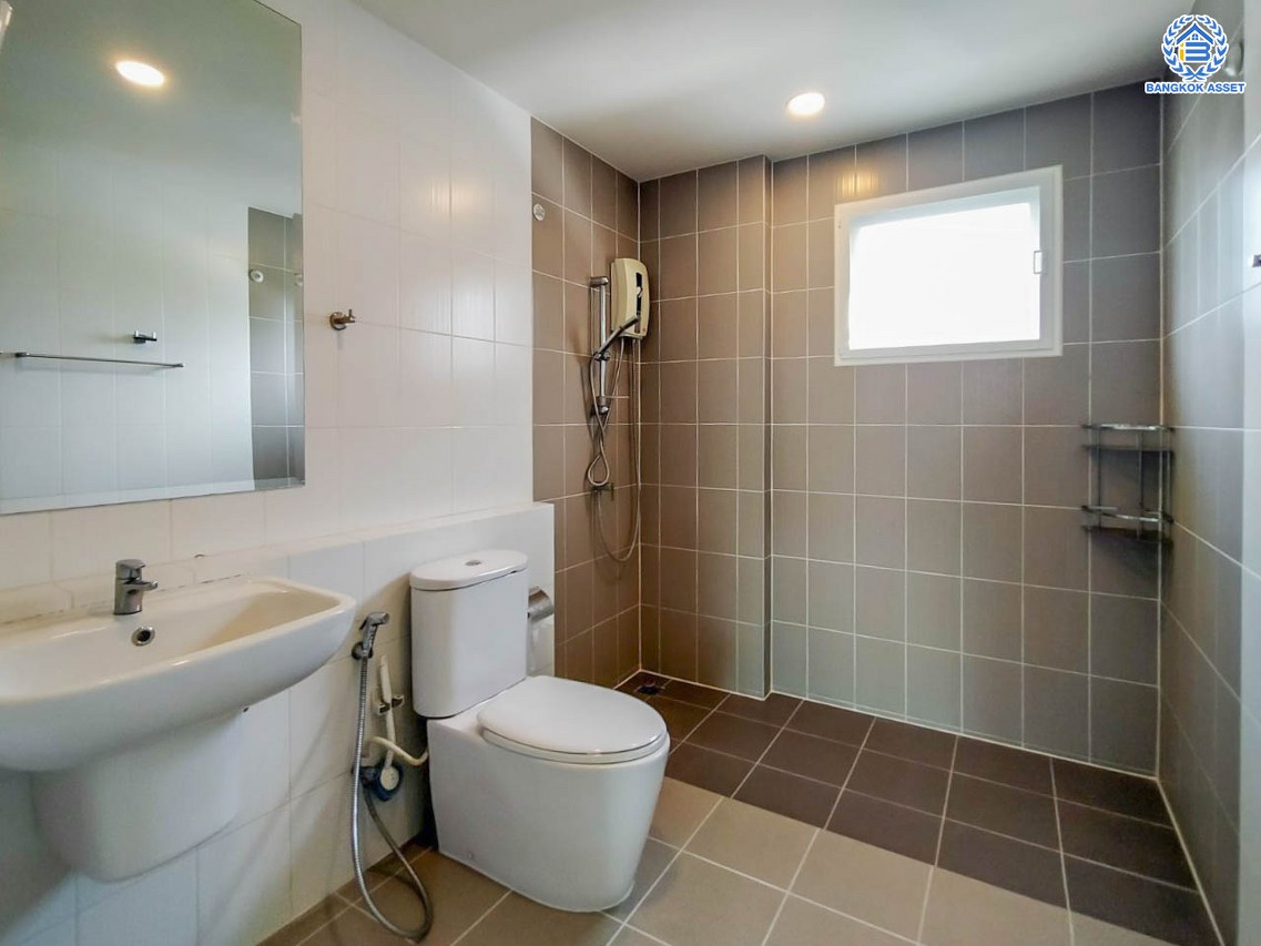 *****บ้านเดี่ยวมือสอง โครงการ เซนโทร ราชพฤกษ์1 เนื้อที่ 50 ตร.ว. พื้นที่ใช้สอย 175 ตร.ม. ฟังก์ชัน 4 ห้องนอน 3 ห้องน้ำ 2 ที่จอดรถ บ้านสภาพดีมาก โครงการมีความเป็นส่วนตัว บนทำเลดี เชื่อมต่อถนนนครอินทร์ ถนนกาญจนาภิเษก ถนนราชพฤกษ์ ใกล้รถไฟฟ้าสายสีม่วง "สถานีบางพลู" และจุดขึ้นทางด่วน "ศรีรัช-วงแหวนรอบนอก"