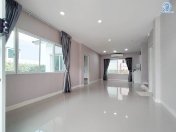 *****บ้านเดี่ยวมือสอง โครงการ เซนโทร ราชพฤกษ์1 เนื้อที่ 50 ตร.ว. พื้นที่ใช้สอย 175 ตร.ม. ฟังก์ชัน 4 ห้องนอน 3 ห้องน้ำ 2 ที่จอดรถ บ้านสภาพดีมาก โครงการมีความเป็นส่วนตัว บนทำเลดี เชื่อมต่อถนนนครอินทร์ ถนนกาญจนาภิเษก ถนนราชพฤกษ์ ใกล้รถไฟฟ้าสายสีม่วง "สถานีบางพลู" และจุดขึ้นทางด่วน "ศรีรัช-วงแหวนรอบนอก"