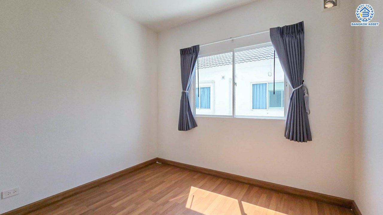 *****ทาวน์เฮ้าส์มือสอง โครงการ เดอะคอนเนค40 ติวานนท์-แจ้งวัฒนะ หลังมุม เนื้อที่ 31.10 ตร.ว. ฟังก์ชัน 3 ห้องนอน 2 ห้องน้ำ 2 ที่จอดรถ บนทำเลเดินทางสะดวก เชื่อมต่อถนนติวานนท์ ถนนนนทบุรี-บางบัวทอง ถนนชัยพฤกษ์ ใกล้รถไฟฟ้าสายสีชมพู "สถานีปากเกร็ด" และจุดขึ้นทางด่วน "แจ้งวัฒนะ"