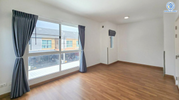 *****ทาวน์เฮ้าส์มือสอง โครงการ เดอะคอนเนค40 ติวานนท์-แจ้งวัฒนะ หลังมุม เนื้อที่ 31.10 ตร.ว. ฟังก์ชัน 3 ห้องนอน 2 ห้องน้ำ 2 ที่จอดรถ บนทำเลเดินทางสะดวก เชื่อมต่อถนนติวานนท์ ถนนนนทบุรี-บางบัวทอง ถนนชัยพฤกษ์ ใกล้รถไฟฟ้าสายสีชมพู "สถานีปากเกร็ด" และจุดขึ้นทางด่วน "แจ้งวัฒนะ"