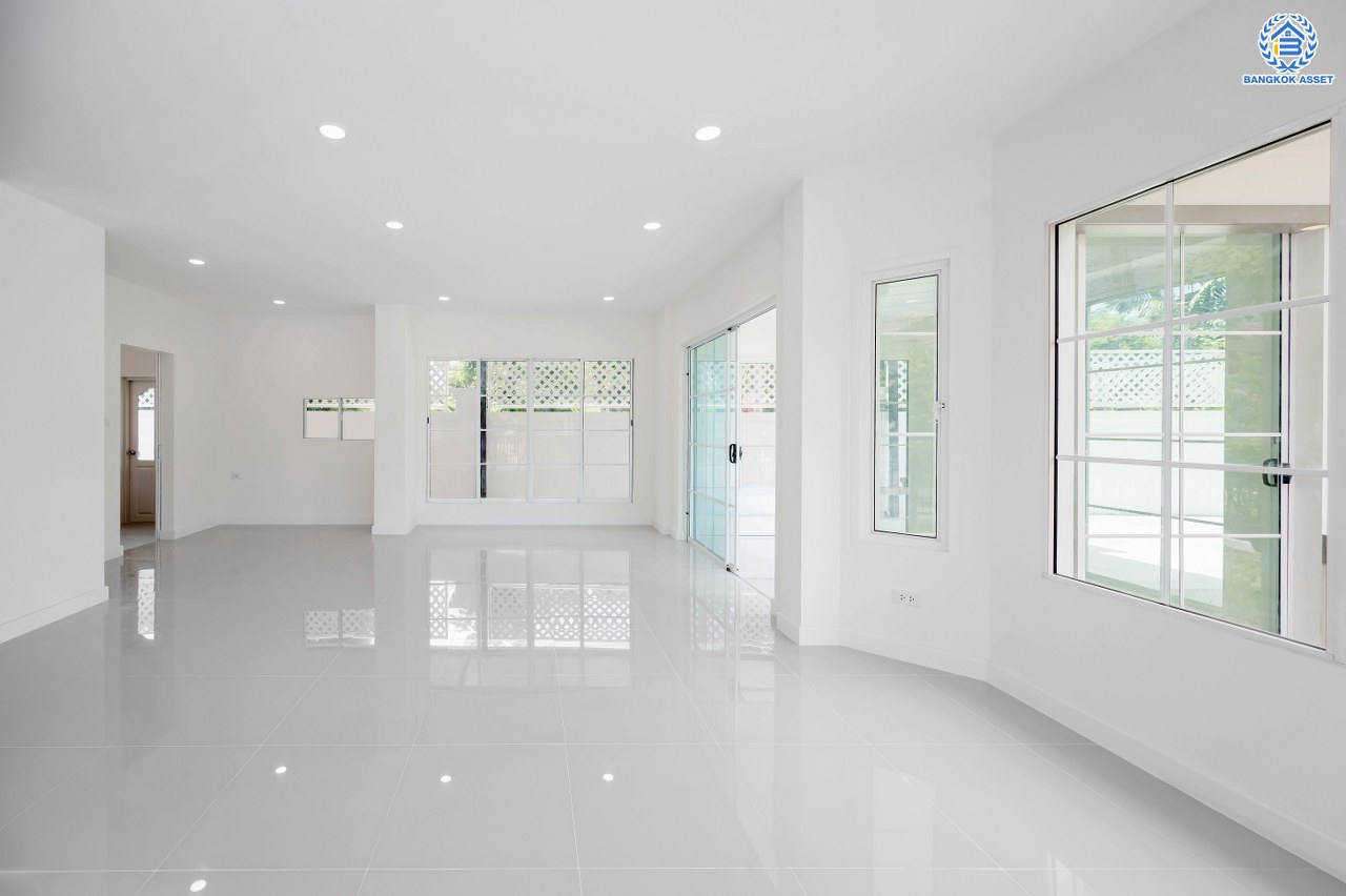 บ้านมือสองตกแต่งใหม่ โครงการ ชัยพฤกษ์ บางบัวทอง บ้านหลังใหญ่ พื้นที่ข้างบ้านเยอะ เนื้อที่ 95.6 ตร.ว. ฟังก์ชัน 3 ห้องนอน 3 ห้องน้ำ 1 ห้องอเนกประสงค์  2 ที่จอดรถ แบรนด์ L&H มาพร้อม Facilities ครบครัน บนทำเลเดินทางสะดวก ติดถนนบางกรวย-ไทรน้อย ใกล้เซ็นทรัลเวสต์เกต และรถไฟฟ้าสายสีม่วง "สถานีบางพลู"