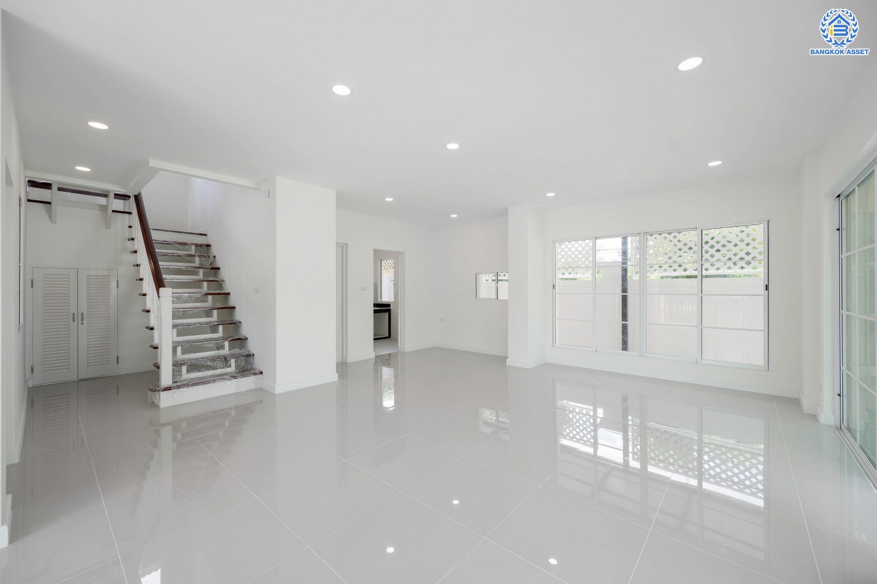 บ้านมือสองตกแต่งใหม่ โครงการ ชัยพฤกษ์ บางบัวทอง บ้านหลังใหญ่ พื้นที่ข้างบ้านเยอะ เนื้อที่ 95.6 ตร.ว. ฟังก์ชัน 3 ห้องนอน 3 ห้องน้ำ 1 ห้องอเนกประสงค์  2 ที่จอดรถ แบรนด์ L&H มาพร้อม Facilities ครบครัน บนทำเลเดินทางสะดวก ติดถนนบางกรวย-ไทรน้อย ใกล้เซ็นทรัลเวสต์เกต และรถไฟฟ้าสายสีม่วง "สถานีบางพลู"