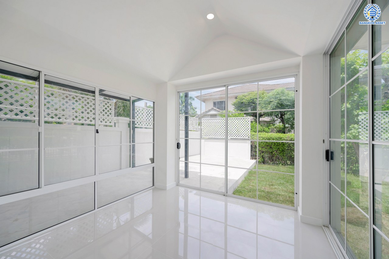 บ้านมือสองตกแต่งใหม่ โครงการ ชัยพฤกษ์ บางบัวทอง บ้านหลังใหญ่ พื้นที่ข้างบ้านเยอะ เนื้อที่ 95.6 ตร.ว. ฟังก์ชัน 3 ห้องนอน 3 ห้องน้ำ 1 ห้องอเนกประสงค์  2 ที่จอดรถ แบรนด์ L&H มาพร้อม Facilities ครบครัน บนทำเลเดินทางสะดวก ติดถนนบางกรวย-ไทรน้อย ใกล้เซ็นทรัลเวสต์เกต และรถไฟฟ้าสายสีม่วง "สถานีบางพลู"