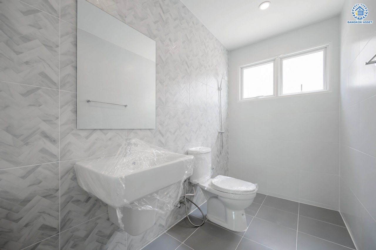 บ้านมือสองตกแต่งใหม่ โครงการ ชัยพฤกษ์ บางบัวทอง บ้านหลังใหญ่ พื้นที่ข้างบ้านเยอะ เนื้อที่ 95.6 ตร.ว. ฟังก์ชัน 3 ห้องนอน 3 ห้องน้ำ 1 ห้องอเนกประสงค์  2 ที่จอดรถ แบรนด์ L&H มาพร้อม Facilities ครบครัน บนทำเลเดินทางสะดวก ติดถนนบางกรวย-ไทรน้อย ใกล้เซ็นทรัลเวสต์เกต และรถไฟฟ้าสายสีม่วง "สถานีบางพลู"