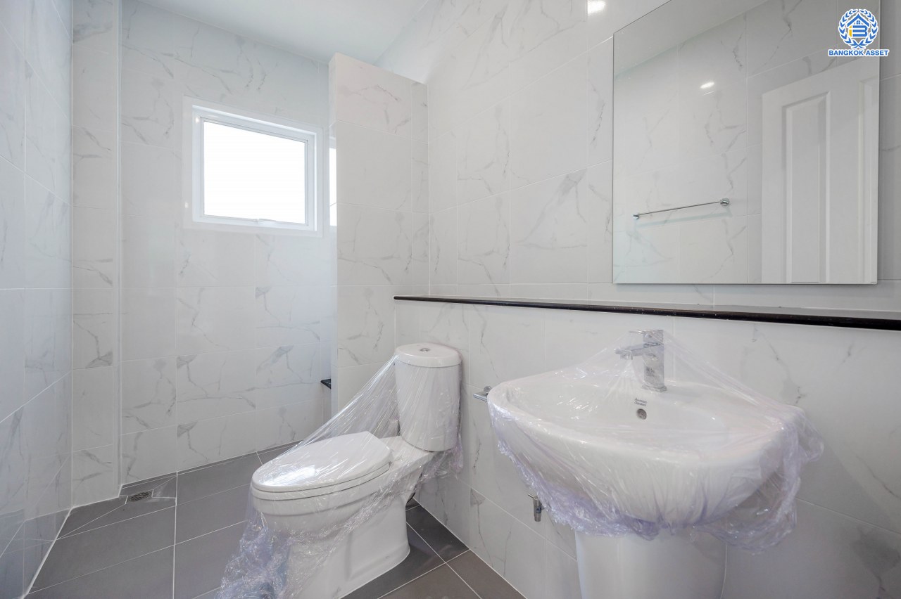 บ้านเดี่ยวตกแต่งใหม่ จาก Property Perfect โครงการ เพอร์เฟคเพลส พระราม5-ราชพฤกษ์ ตอบโจทย์ทุกการใช้ชีวิตด้วยบ้านเดี่ยวใจกลาง Community ชั้นนำมากมาย พร้อม Facility ภายในโครงการครบครัน เนื้อที่ 61.5 ตร.ว. พื้นที่ใช้สอย 191.99 ตร.ม. ฟังก์ชัน 3 ห้องนอน 3 ห้องน้ำ 2 ที่จอดรถ