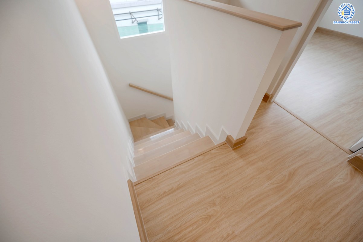 บ้านมือสองตกแต่งใหม่ โครงการ คณาสิริ พุทธมณฑลสาย4 - ศาลายา จากแบรนด์ Sansiri เนื้อที่ 50 ตร.ว. ฟังก์ชัน 3 ห้องนอน 2 ห้องน้ำ 2 ที่จอดรถ บนทำเลดี เดินทางเข้า-ออกในเมืองได้สะดวก เชื่อมต่อถนนกรุงนนท์-จงถนอม ถนนกาญจนาภิเษก ถนนศาลายา ใกล้มหาวิทยาลัยมหิดล และห้างสรรพสินค้าเซ็นทรัล ศาลายา