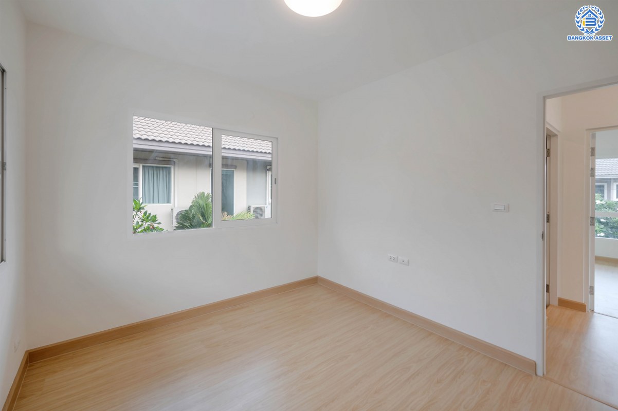 บ้านมือสองตกแต่งใหม่ โครงการ คณาสิริ พุทธมณฑลสาย4 - ศาลายา จากแบรนด์ Sansiri เนื้อที่ 50 ตร.ว. ฟังก์ชัน 3 ห้องนอน 2 ห้องน้ำ 2 ที่จอดรถ บนทำเลดี เดินทางเข้า-ออกในเมืองได้สะดวก เชื่อมต่อถนนกรุงนนท์-จงถนอม ถนนกาญจนาภิเษก ถนนศาลายา ใกล้มหาวิทยาลัยมหิดล และห้างสรรพสินค้าเซ็นทรัล ศาลายา