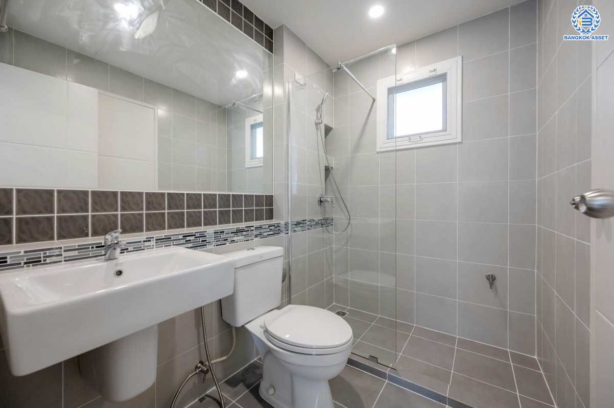 บ้านมือสองตกแต่งใหม่ โครงการ คณาสิริ พุทธมณฑลสาย4 - ศาลายา จากแบรนด์ Sansiri เนื้อที่ 50 ตร.ว. ฟังก์ชัน 3 ห้องนอน 2 ห้องน้ำ 2 ที่จอดรถ บนทำเลดี เดินทางเข้า-ออกในเมืองได้สะดวก เชื่อมต่อถนนกรุงนนท์-จงถนอม ถนนกาญจนาภิเษก ถนนศาลายา ใกล้มหาวิทยาลัยมหิดล และห้างสรรพสินค้าเซ็นทรัล ศาลายา