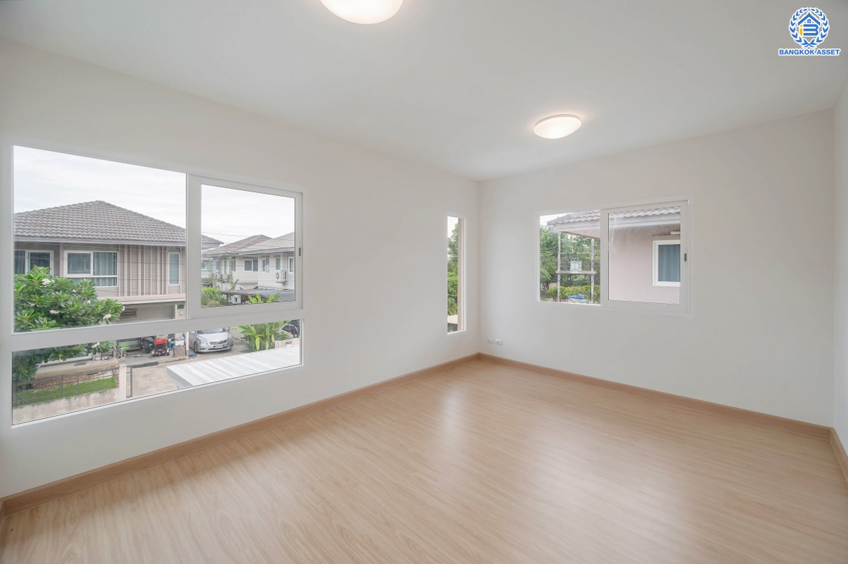 บ้านมือสองตกแต่งใหม่ โครงการ คณาสิริ พุทธมณฑลสาย4 - ศาลายา จากแบรนด์ Sansiri เนื้อที่ 50 ตร.ว. ฟังก์ชัน 3 ห้องนอน 2 ห้องน้ำ 2 ที่จอดรถ บนทำเลดี เดินทางเข้า-ออกในเมืองได้สะดวก เชื่อมต่อถนนกรุงนนท์-จงถนอม ถนนกาญจนาภิเษก ถนนศาลายา ใกล้มหาวิทยาลัยมหิดล และห้างสรรพสินค้าเซ็นทรัล ศาลายา