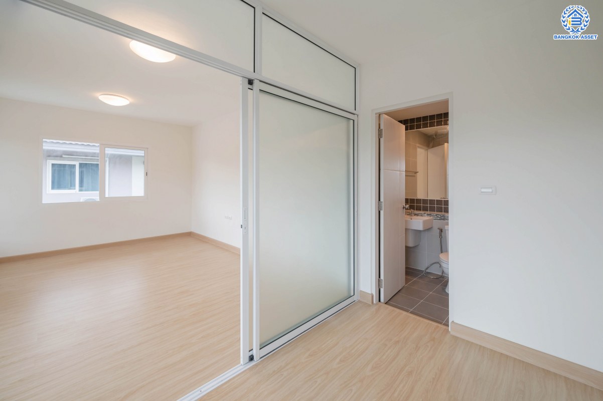 บ้านมือสองตกแต่งใหม่ โครงการ คณาสิริ พุทธมณฑลสาย4 - ศาลายา จากแบรนด์ Sansiri เนื้อที่ 50 ตร.ว. ฟังก์ชัน 3 ห้องนอน 2 ห้องน้ำ 2 ที่จอดรถ บนทำเลดี เดินทางเข้า-ออกในเมืองได้สะดวก เชื่อมต่อถนนกรุงนนท์-จงถนอม ถนนกาญจนาภิเษก ถนนศาลายา ใกล้มหาวิทยาลัยมหิดล และห้างสรรพสินค้าเซ็นทรัล ศาลายา