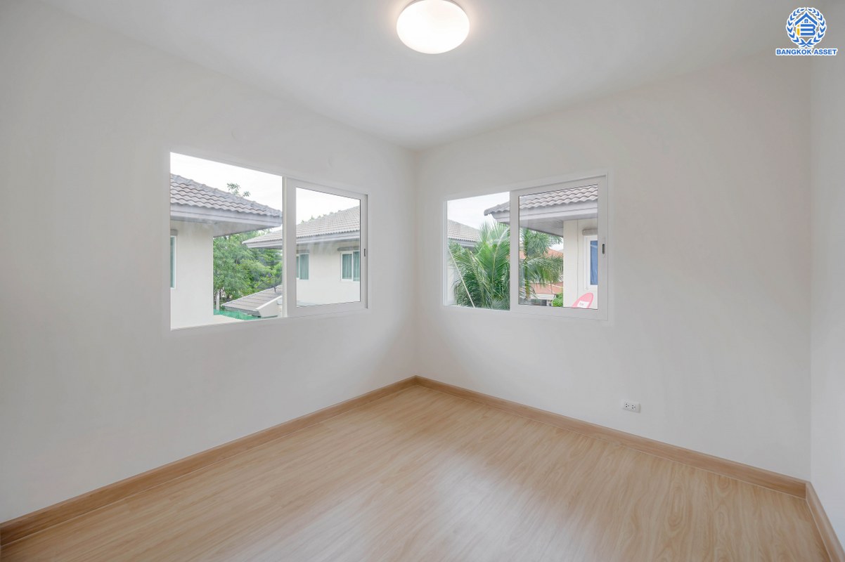 บ้านมือสองตกแต่งใหม่ โครงการ คณาสิริ พุทธมณฑลสาย4 - ศาลายา จากแบรนด์ Sansiri เนื้อที่ 50 ตร.ว. ฟังก์ชัน 3 ห้องนอน 2 ห้องน้ำ 2 ที่จอดรถ บนทำเลดี เดินทางเข้า-ออกในเมืองได้สะดวก เชื่อมต่อถนนกรุงนนท์-จงถนอม ถนนกาญจนาภิเษก ถนนศาลายา ใกล้มหาวิทยาลัยมหิดล และห้างสรรพสินค้าเซ็นทรัล ศาลายา