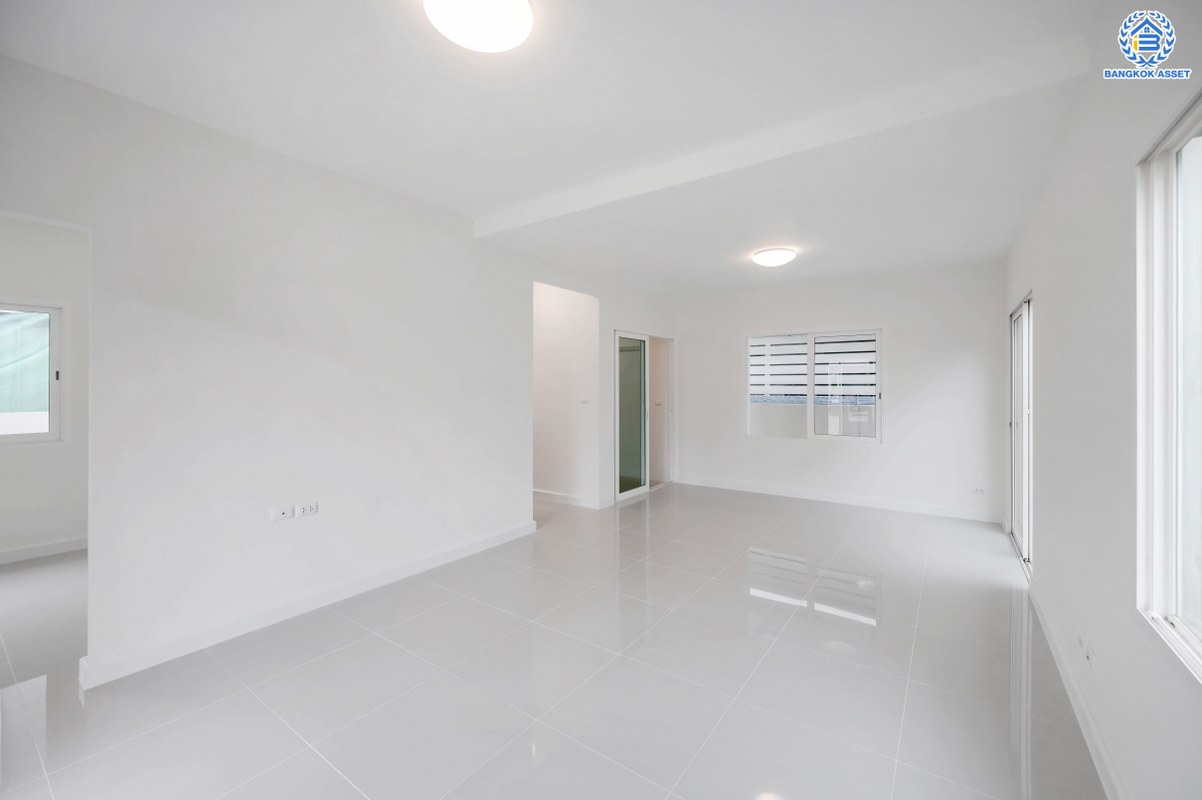 บ้านมือสองตกแต่งใหม่ โครงการ คณาสิริ พุทธมณฑลสาย4 - ศาลายา จากแบรนด์ Sansiri เนื้อที่ 50 ตร.ว. ฟังก์ชัน 3 ห้องนอน 2 ห้องน้ำ 2 ที่จอดรถ บนทำเลดี เดินทางเข้า-ออกในเมืองได้สะดวก เชื่อมต่อถนนกรุงนนท์-จงถนอม ถนนกาญจนาภิเษก ถนนศาลายา ใกล้มหาวิทยาลัยมหิดล และห้างสรรพสินค้าเซ็นทรัล ศาลายา