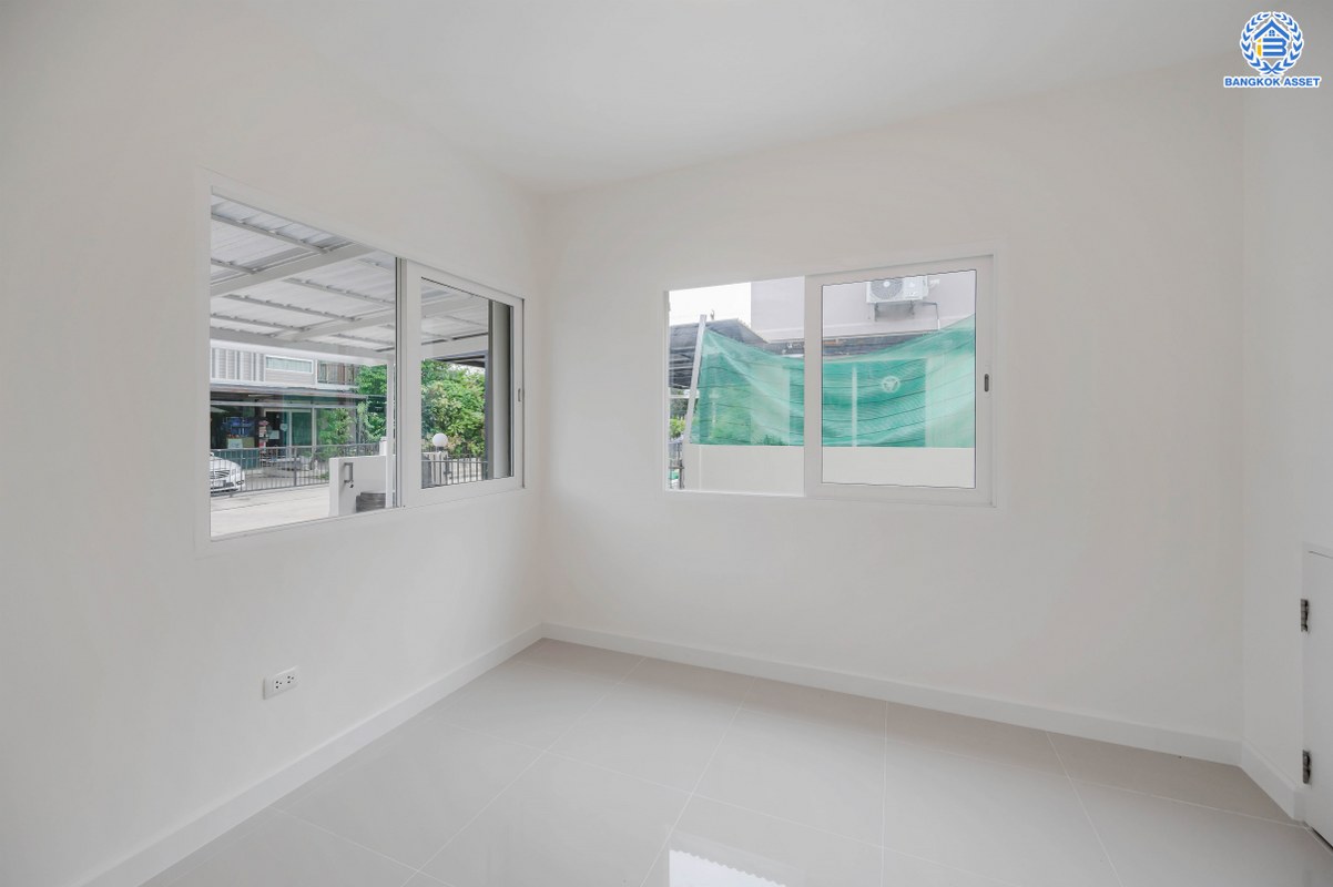 บ้านมือสองตกแต่งใหม่ โครงการ คณาสิริ พุทธมณฑลสาย4 - ศาลายา จากแบรนด์ Sansiri เนื้อที่ 50 ตร.ว. ฟังก์ชัน 3 ห้องนอน 2 ห้องน้ำ 2 ที่จอดรถ บนทำเลดี เดินทางเข้า-ออกในเมืองได้สะดวก เชื่อมต่อถนนกรุงนนท์-จงถนอม ถนนกาญจนาภิเษก ถนนศาลายา ใกล้มหาวิทยาลัยมหิดล และห้างสรรพสินค้าเซ็นทรัล ศาลายา