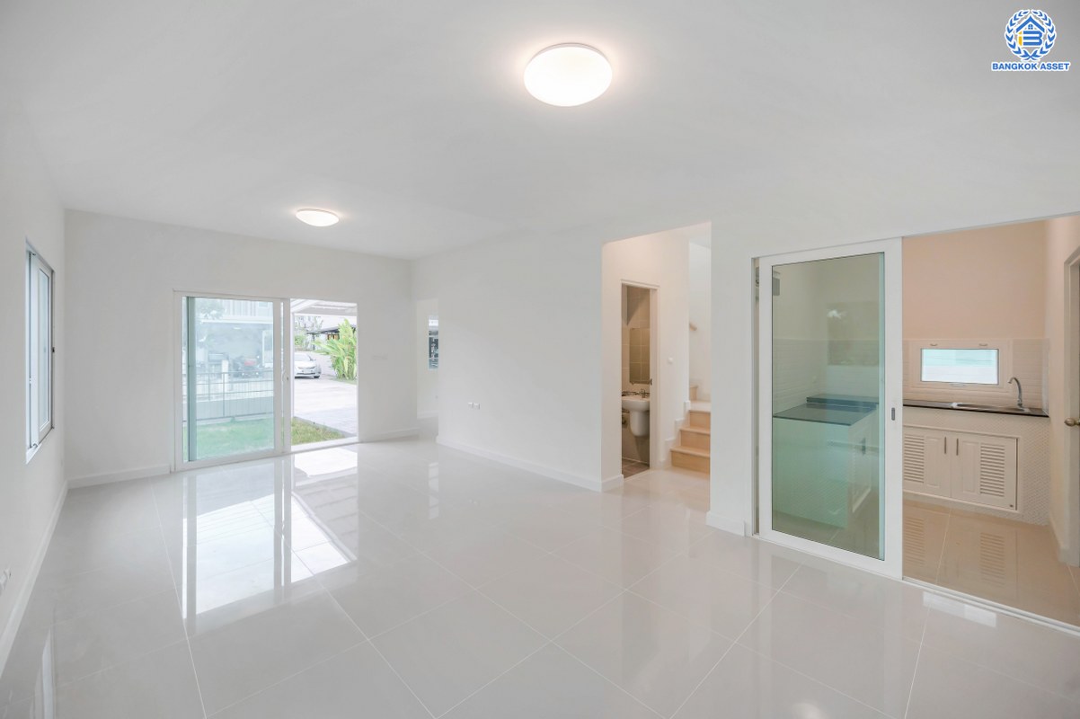 บ้านมือสองตกแต่งใหม่ โครงการ คณาสิริ พุทธมณฑลสาย4 - ศาลายา จากแบรนด์ Sansiri เนื้อที่ 50 ตร.ว. ฟังก์ชัน 3 ห้องนอน 2 ห้องน้ำ 2 ที่จอดรถ บนทำเลดี เดินทางเข้า-ออกในเมืองได้สะดวก เชื่อมต่อถนนกรุงนนท์-จงถนอม ถนนกาญจนาภิเษก ถนนศาลายา ใกล้มหาวิทยาลัยมหิดล และห้างสรรพสินค้าเซ็นทรัล ศาลายา