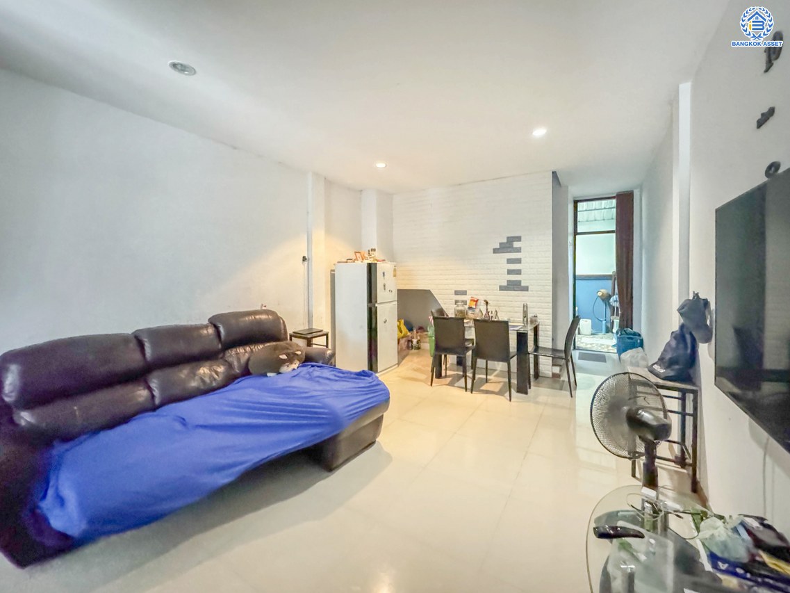 *****ทาวน์โฮม 3 ชั้นมือสอง โครงการ เฮ้าส์35 แจ้งวัฒนะ เนื้อที่กว้าง 16.50 ตร.ว. ฟังก์ชัน 3 ห้องนอน 3 ห้องน้ำ 1 ที่จอดรถ บ้านพร้อมอยู่ราคาถูกสุด บนทำเลเดินทางสะดวก เชื่อมต่อถนนสามัคคี ถนนติวานนท์ ถนนเลียบคลองปะปา ใกล้รถไฟฟ้าสายสีชมพู "สถานีแจ้งวัฒนะ14" และจุดขึ้นทางด่วน "แจ้งวัฒนะ"