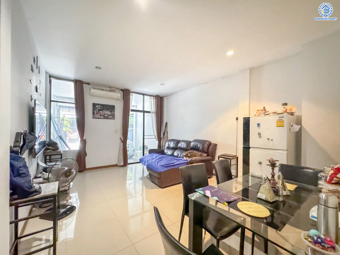 *****ทาวน์โฮม 3 ชั้นมือสอง โครงการ เฮ้าส์35 แจ้งวัฒนะ เนื้อที่กว้าง 16.50 ตร.ว. ฟังก์ชัน 3 ห้องนอน 3 ห้องน้ำ 1 ที่จอดรถ บ้านพร้อมอยู่ราคาถูกสุด บนทำเลเดินทางสะดวก เชื่อมต่อถนนสามัคคี ถนนติวานนท์ ถนนเลียบคลองปะปา ใกล้รถไฟฟ้าสายสีชมพู "สถานีแจ้งวัฒนะ14" และจุดขึ้นทางด่วน "แจ้งวัฒนะ"