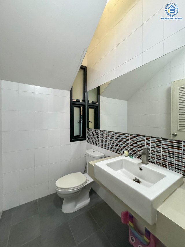 *****ทาวน์โฮม 3 ชั้นมือสอง โครงการ เฮ้าส์35 แจ้งวัฒนะ เนื้อที่กว้าง 16.50 ตร.ว. ฟังก์ชัน 3 ห้องนอน 3 ห้องน้ำ 1 ที่จอดรถ บ้านพร้อมอยู่ราคาถูกสุด บนทำเลเดินทางสะดวก เชื่อมต่อถนนสามัคคี ถนนติวานนท์ ถนนเลียบคลองปะปา ใกล้รถไฟฟ้าสายสีชมพู "สถานีแจ้งวัฒนะ14" และจุดขึ้นทางด่วน "แจ้งวัฒนะ"