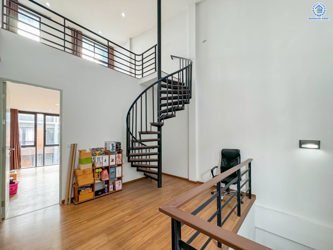 *****ทาวน์โฮม 3 ชั้นมือสอง โครงการ เฮ้าส์35 แจ้งวัฒนะ เนื้อที่กว้าง 16.50 ตร.ว. ฟังก์ชัน 3 ห้องนอน 3 ห้องน้ำ 1 ที่จอดรถ บ้านพร้อมอยู่ราคาถูกสุด บนทำเลเดินทางสะดวก เชื่อมต่อถนนสามัคคี ถนนติวานนท์ ถนนเลียบคลองปะปา ใกล้รถไฟฟ้าสายสีชมพู "สถานีแจ้งวัฒนะ14" และจุดขึ้นทางด่วน "แจ้งวัฒนะ"