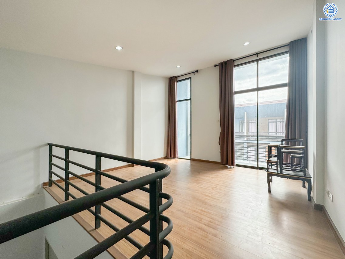 *****ทาวน์โฮม 3 ชั้นมือสอง โครงการ เฮ้าส์35 แจ้งวัฒนะ เนื้อที่กว้าง 16.50 ตร.ว. ฟังก์ชัน 3 ห้องนอน 3 ห้องน้ำ 1 ที่จอดรถ บ้านพร้อมอยู่ราคาถูกสุด บนทำเลเดินทางสะดวก เชื่อมต่อถนนสามัคคี ถนนติวานนท์ ถนนเลียบคลองปะปา ใกล้รถไฟฟ้าสายสีชมพู "สถานีแจ้งวัฒนะ14" และจุดขึ้นทางด่วน "แจ้งวัฒนะ"