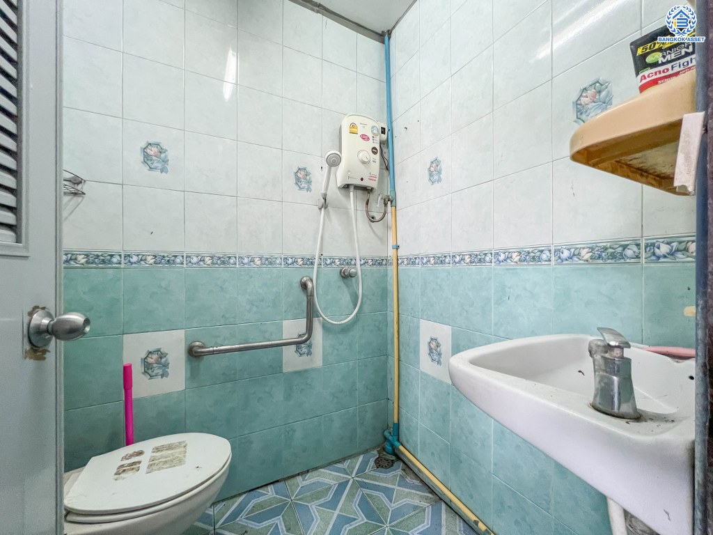 *****ทาวน์เฮ้าส์มือสอง ซอยติวานนท์ 24 แยก 1/2 เนื้อที่ 24 ตร.ว. ฟังก์ชัน 2 ห้องนอน 2 ห้องน้ำ โครงการบนทำเลเดินทางสะดวก เชื่อมต่อถนนติวานนท์ ถนนรัตนาธิเบศร์ ถนนแจ้งวัฒนะ ใกล้รถไฟฟ้าสายสีชมพู "สถานีแคราย" และจุดขึ้นทางด่วน "ศรีรัช"