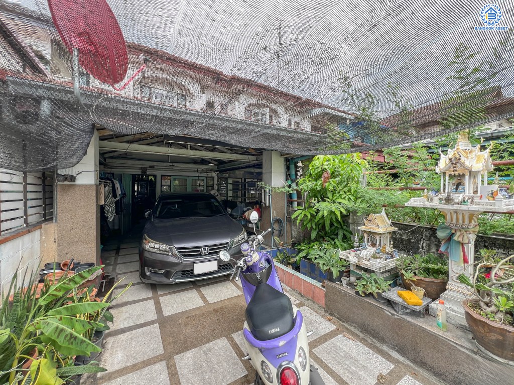 *****ทาวน์เฮ้าส์มือสอง ซอยติวานนท์ 24 แยก 1/2 เนื้อที่ 24 ตร.ว. ฟังก์ชัน 2 ห้องนอน 2 ห้องน้ำ โครงการบนทำเลเดินทางสะดวก เชื่อมต่อถนนติวานนท์ ถนนรัตนาธิเบศร์ ถนนแจ้งวัฒนะ ใกล้รถไฟฟ้าสายสีชมพู "สถานีแคราย" และจุดขึ้นทางด่วน "ศรีรัช"