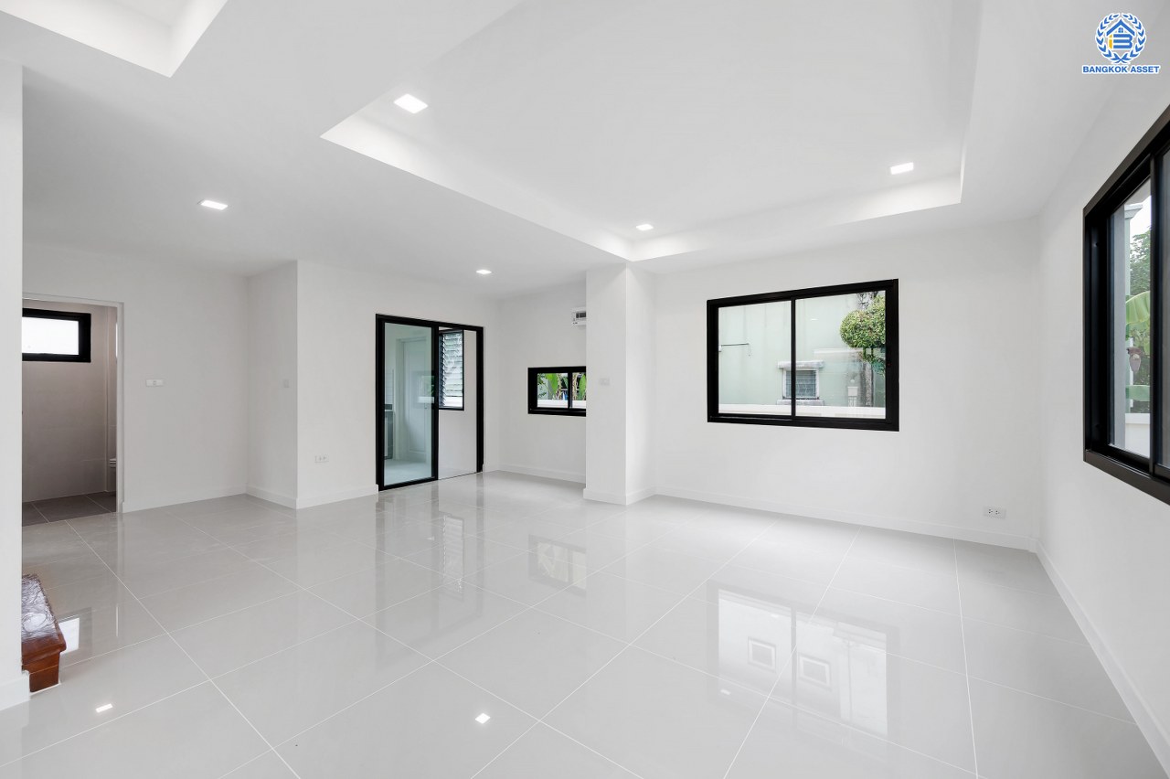 บ้านมือสองตกแต่งใหม่ โครงการ มัณฑนา วัดพระเงิน บ้านเดี่ยวจาก L&H เนื้อที่กว้างถึง 80.7 ตร.ว. พื้นที่ใช้สอย 154.67 ตร.ม. ฟังก์ชัน 4 ห้องนอน 3 ห้องน้ำ พร้อม Living กว้างขวาง บนทำเลเดินทางสะดวก ใกล้เซ็นทรัลเวสต์เกต, รถไฟฟ้าสายสีม่วง "สถานีตลาดบางใหญ่" และทางด่วน "ศรีรัช"...