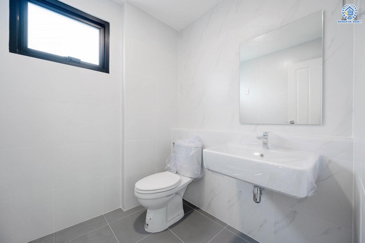 บ้านมือสองตกแต่งใหม่ โครงการ มัณฑนา วัดพระเงิน บ้านเดี่ยวจาก L&H เนื้อที่กว้างถึง 80.7 ตร.ว. พื้นที่ใช้สอย 154.67 ตร.ม. ฟังก์ชัน 4 ห้องนอน 3 ห้องน้ำ พร้อม Living กว้างขวาง บนทำเลเดินทางสะดวก ใกล้เซ็นทรัลเวสต์เกต, รถไฟฟ้าสายสีม่วง "สถานีตลาดบางใหญ่" และทางด่วน "ศรีรัช"...