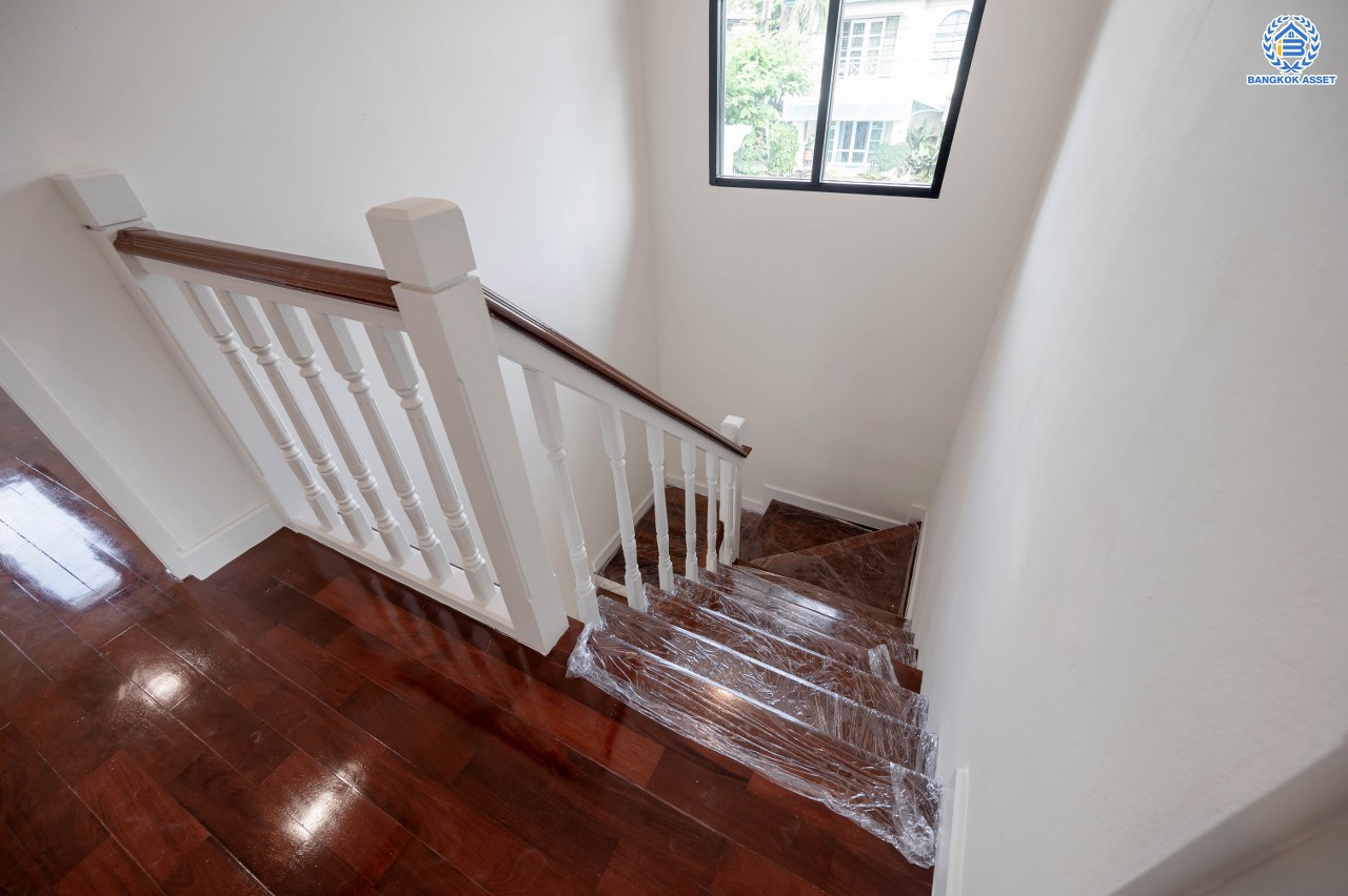 บ้านมือสองตกแต่งใหม่ โครงการ มัณฑนา วัดพระเงิน บ้านเดี่ยวจาก L&H เนื้อที่กว้างถึง 80.7 ตร.ว. พื้นที่ใช้สอย 154.67 ตร.ม. ฟังก์ชัน 4 ห้องนอน 3 ห้องน้ำ พร้อม Living กว้างขวาง บนทำเลเดินทางสะดวก ใกล้เซ็นทรัลเวสต์เกต, รถไฟฟ้าสายสีม่วง "สถานีตลาดบางใหญ่" และทางด่วน "ศรีรัช"...